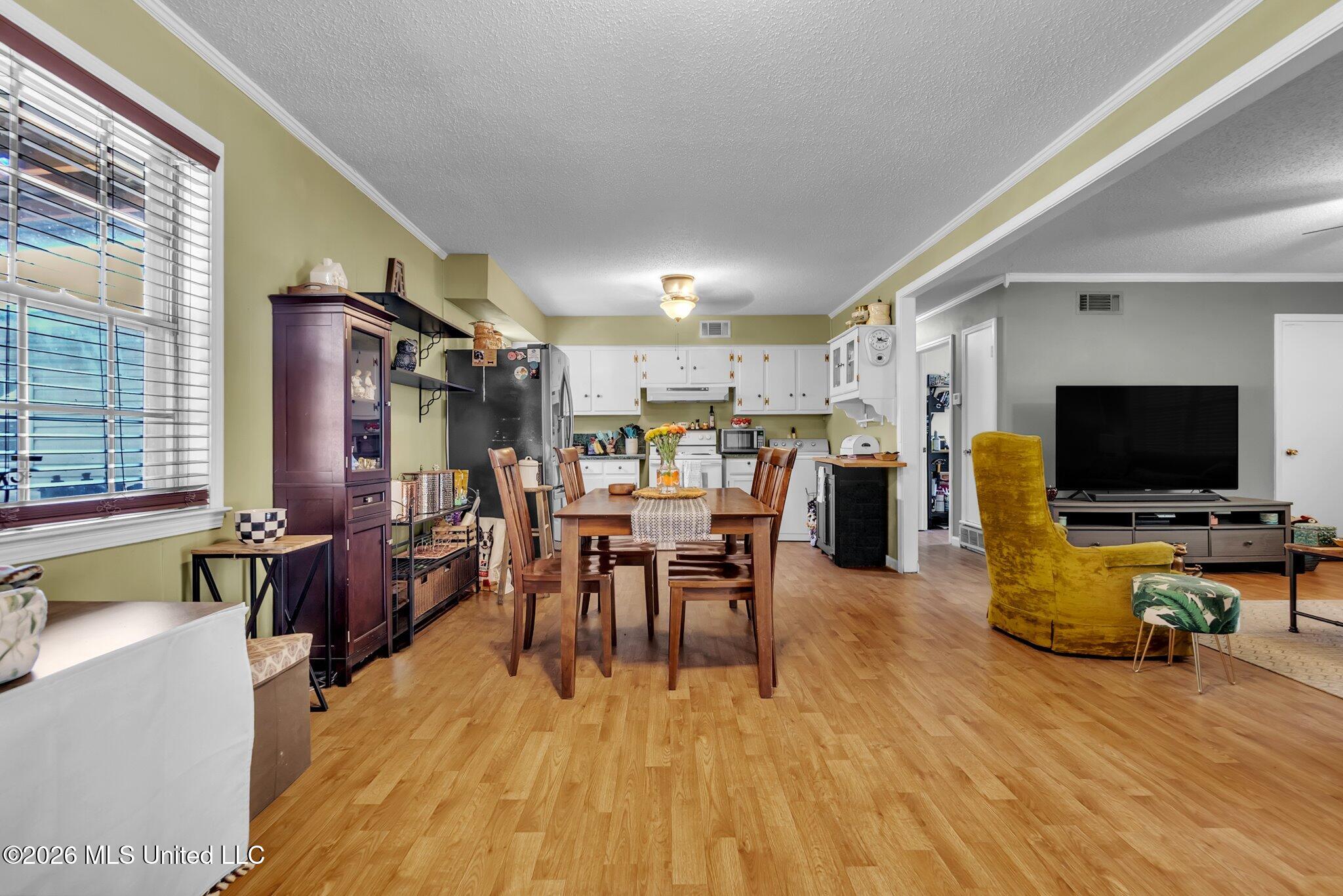 2219 Colonial Hills Drive Property Photo 8