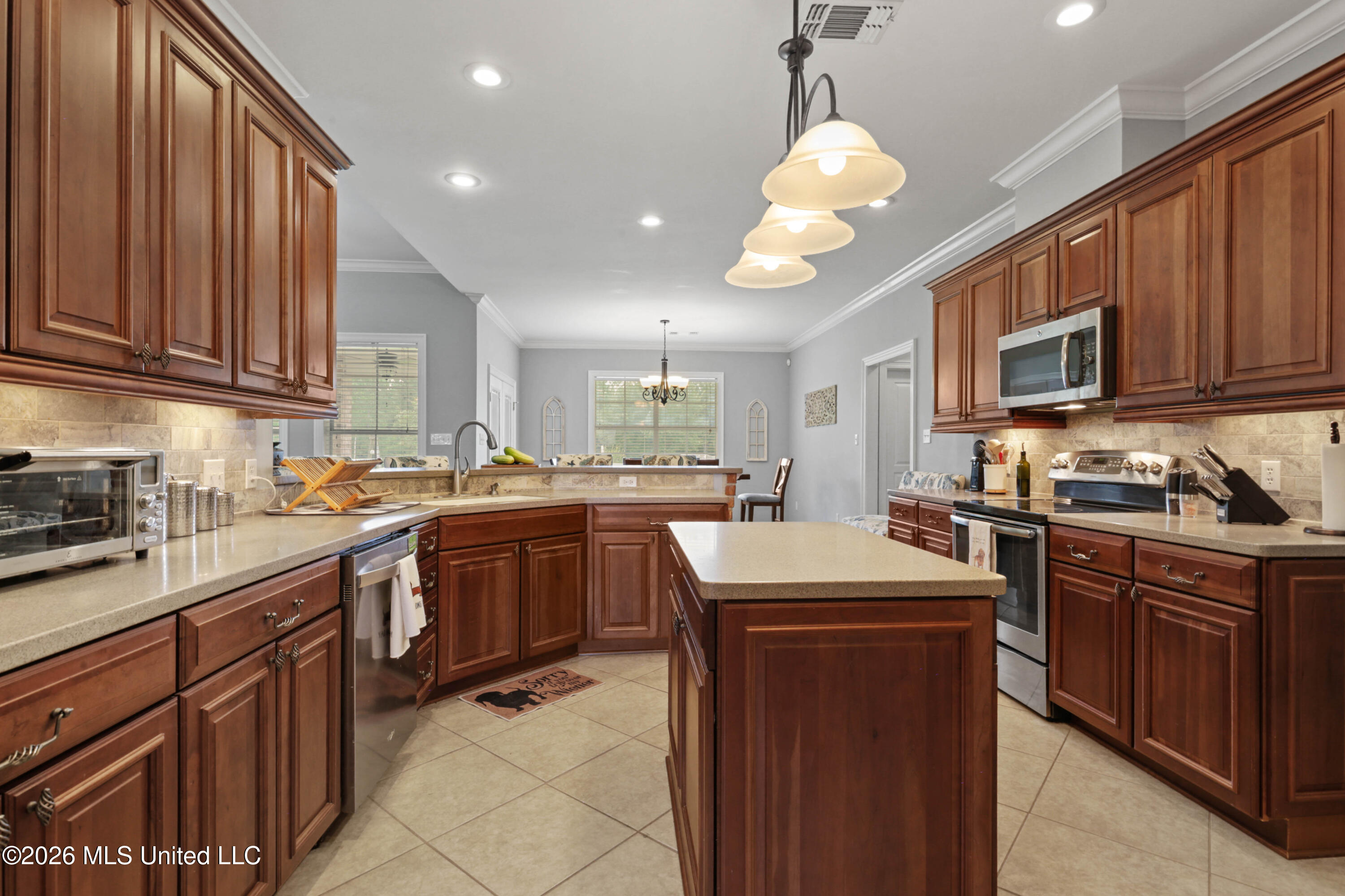 12231 E Pointe Drive Property Photo 8
