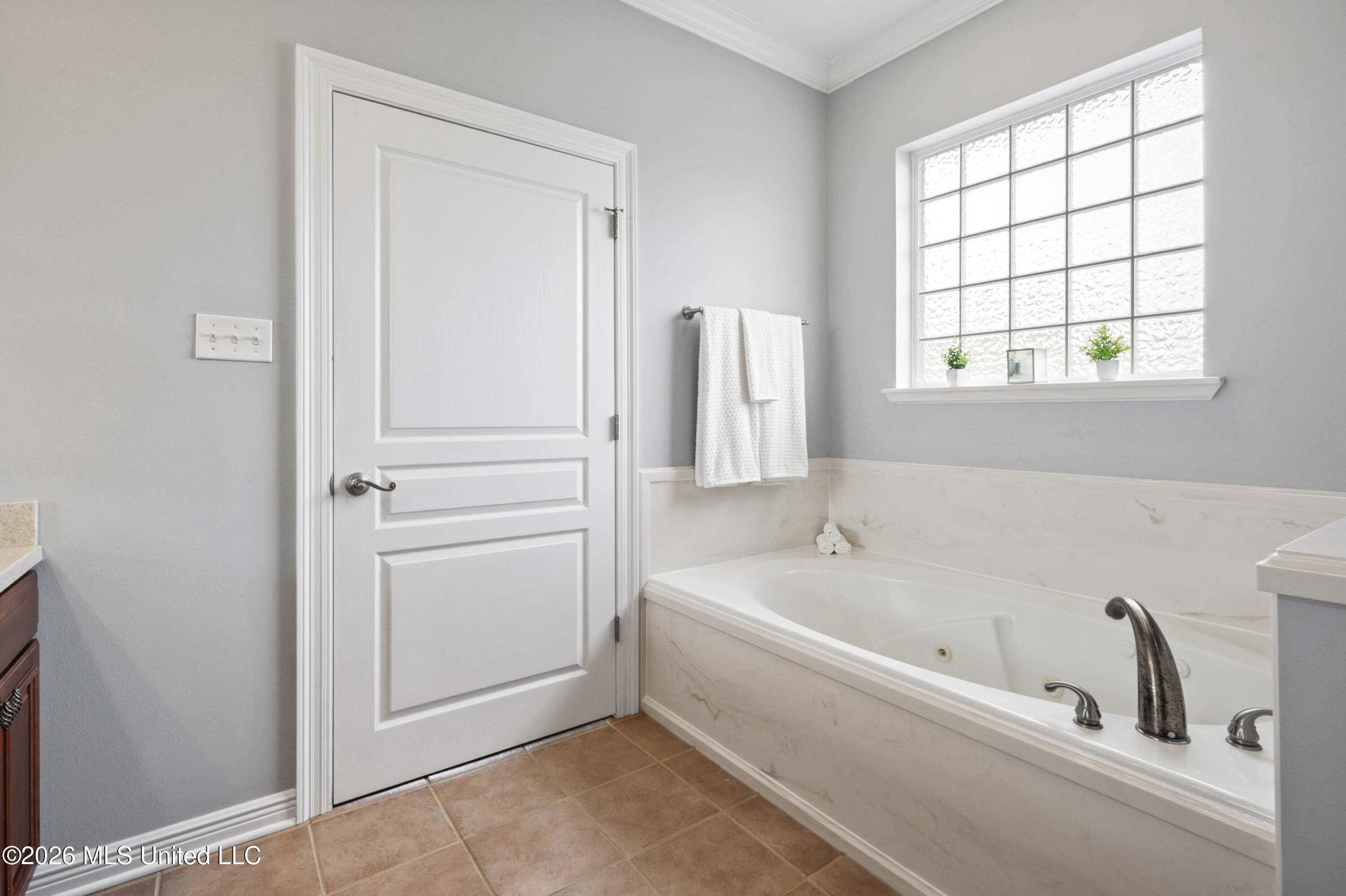 12231 E Pointe Drive Property Photo 13