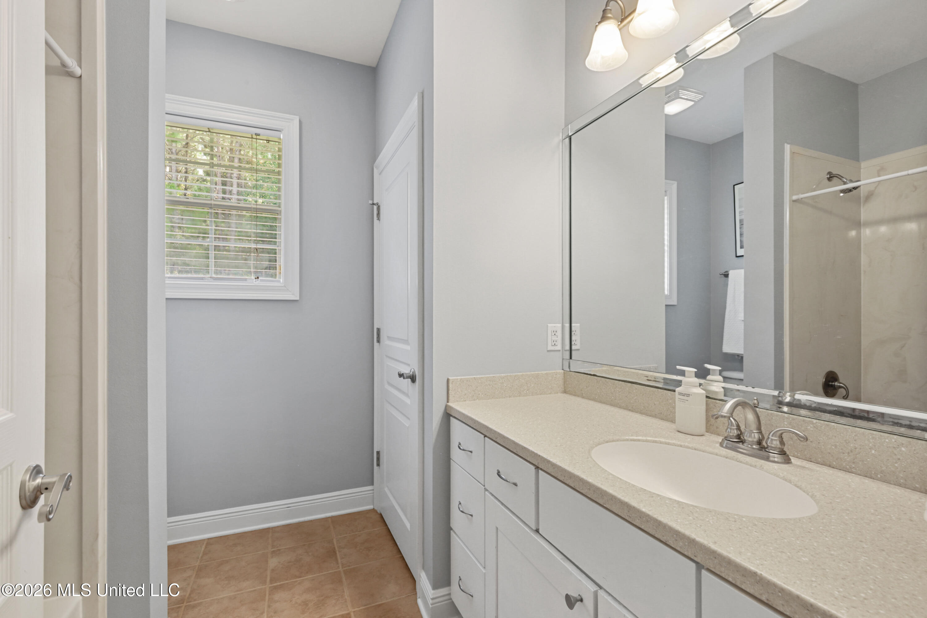 12231 E Pointe Drive Property Photo 17