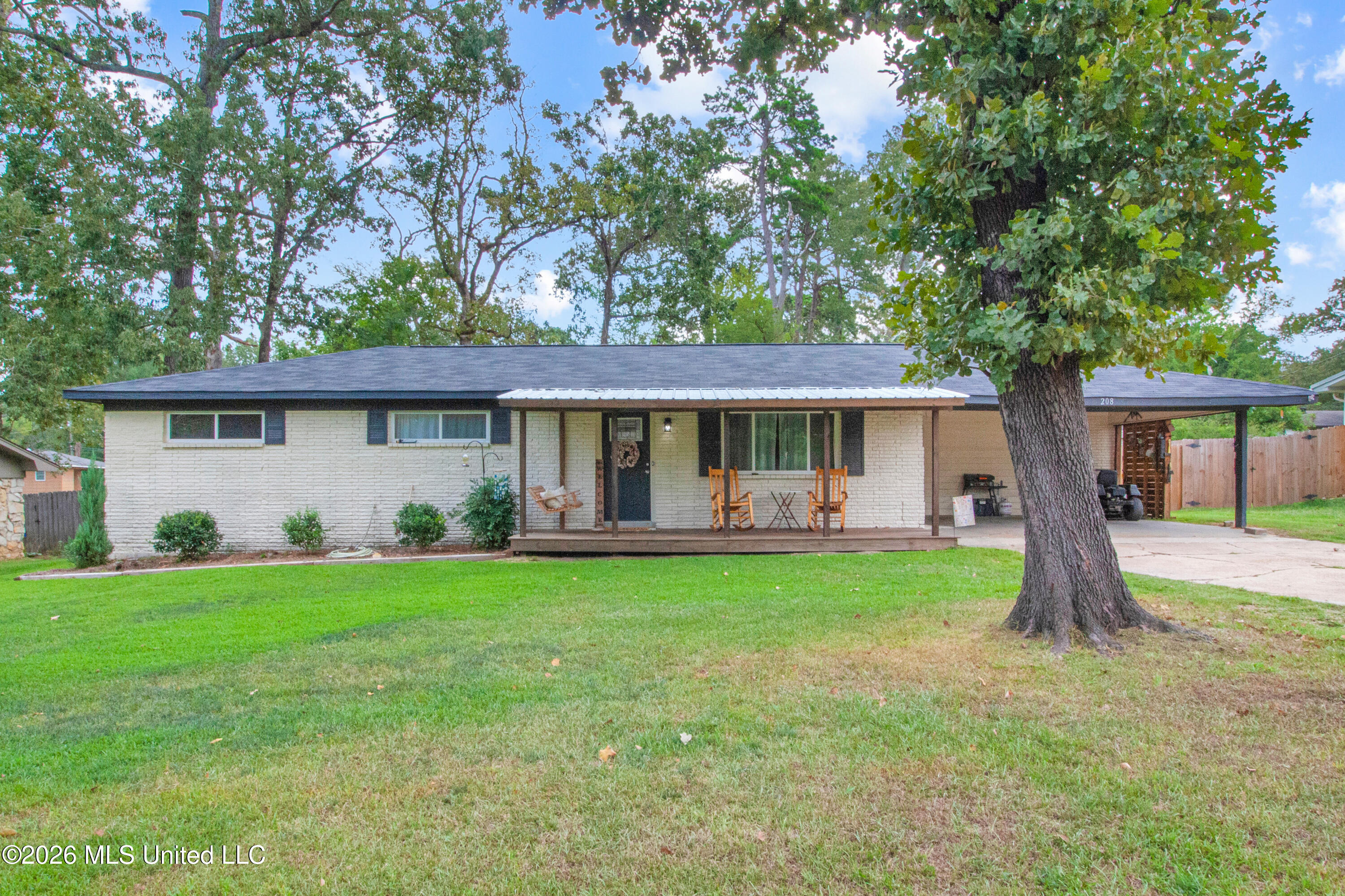 208 Bruin Street Property Photo 1