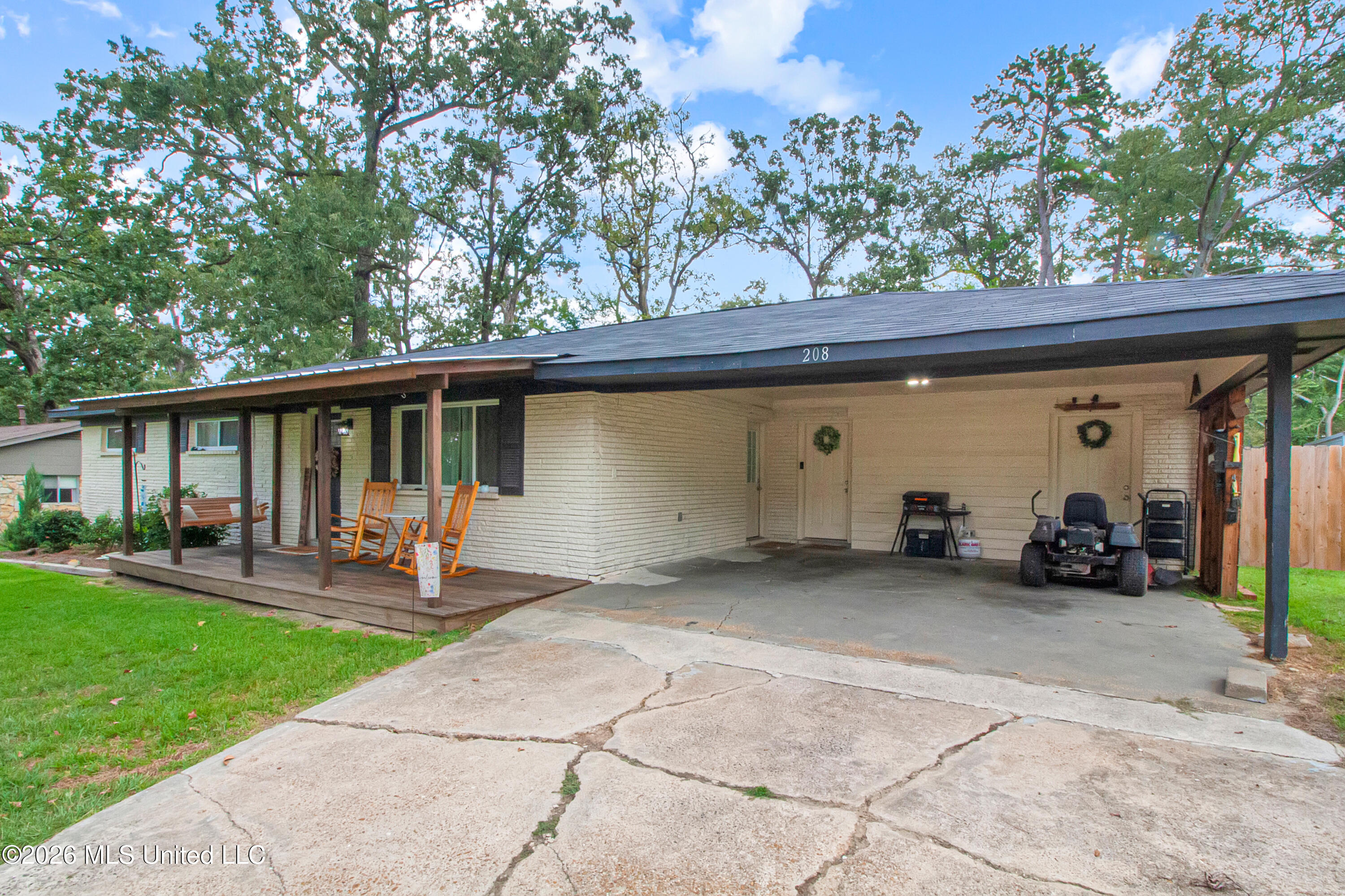 208 Bruin Street Property Photo 6