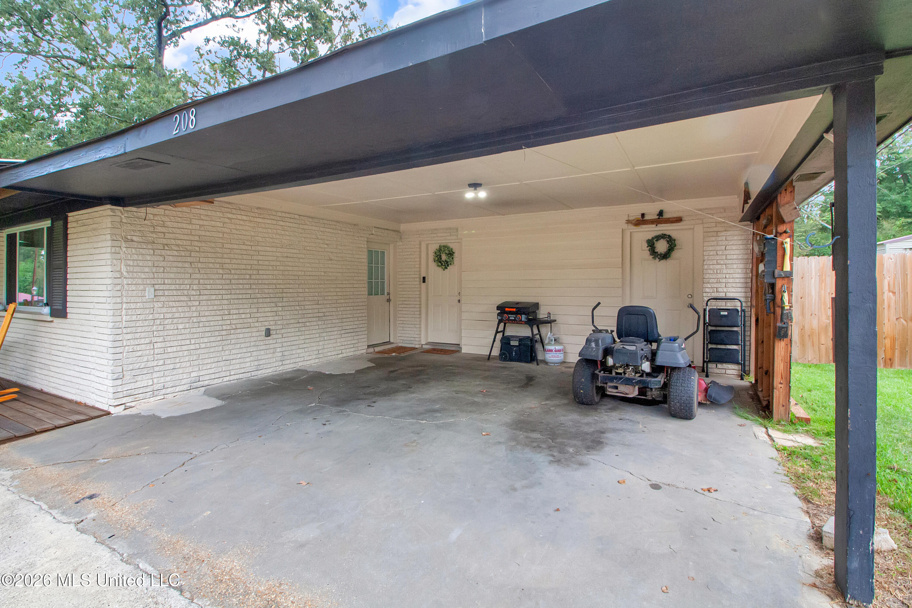 208 Bruin Street Property Photo 8