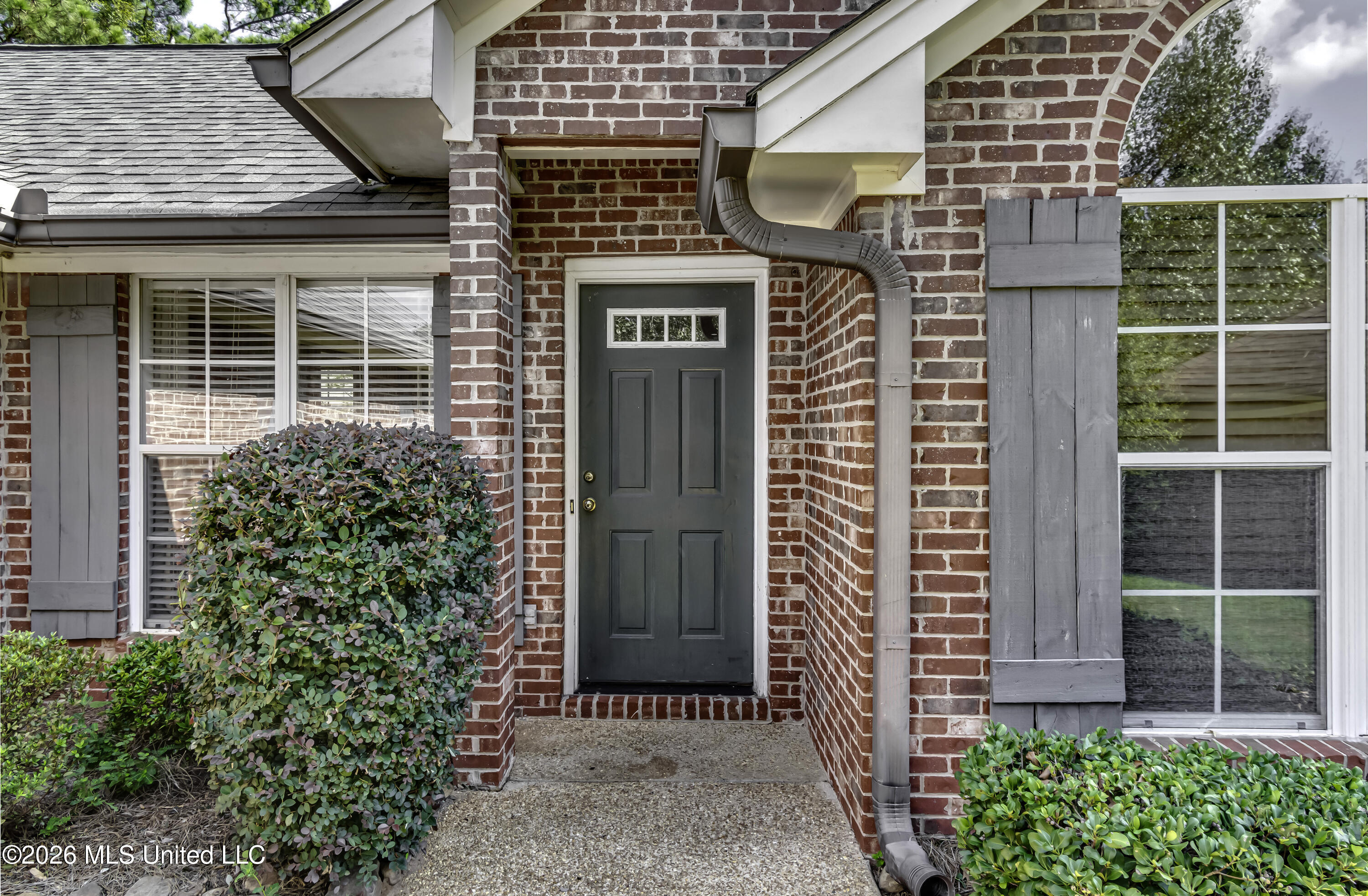 221 Bedford Drive Property Photo 6