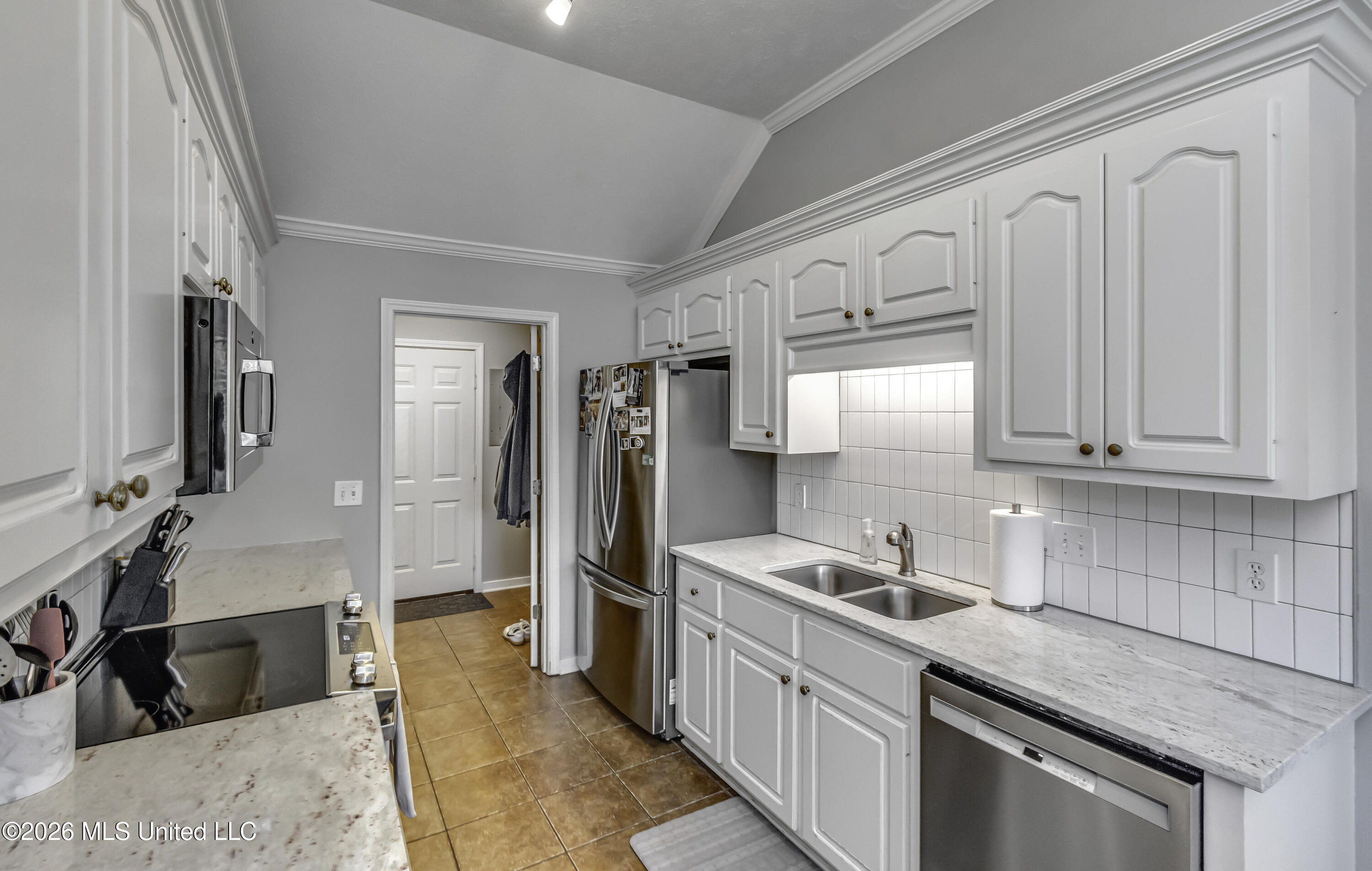 221 Bedford Drive Property Photo 38