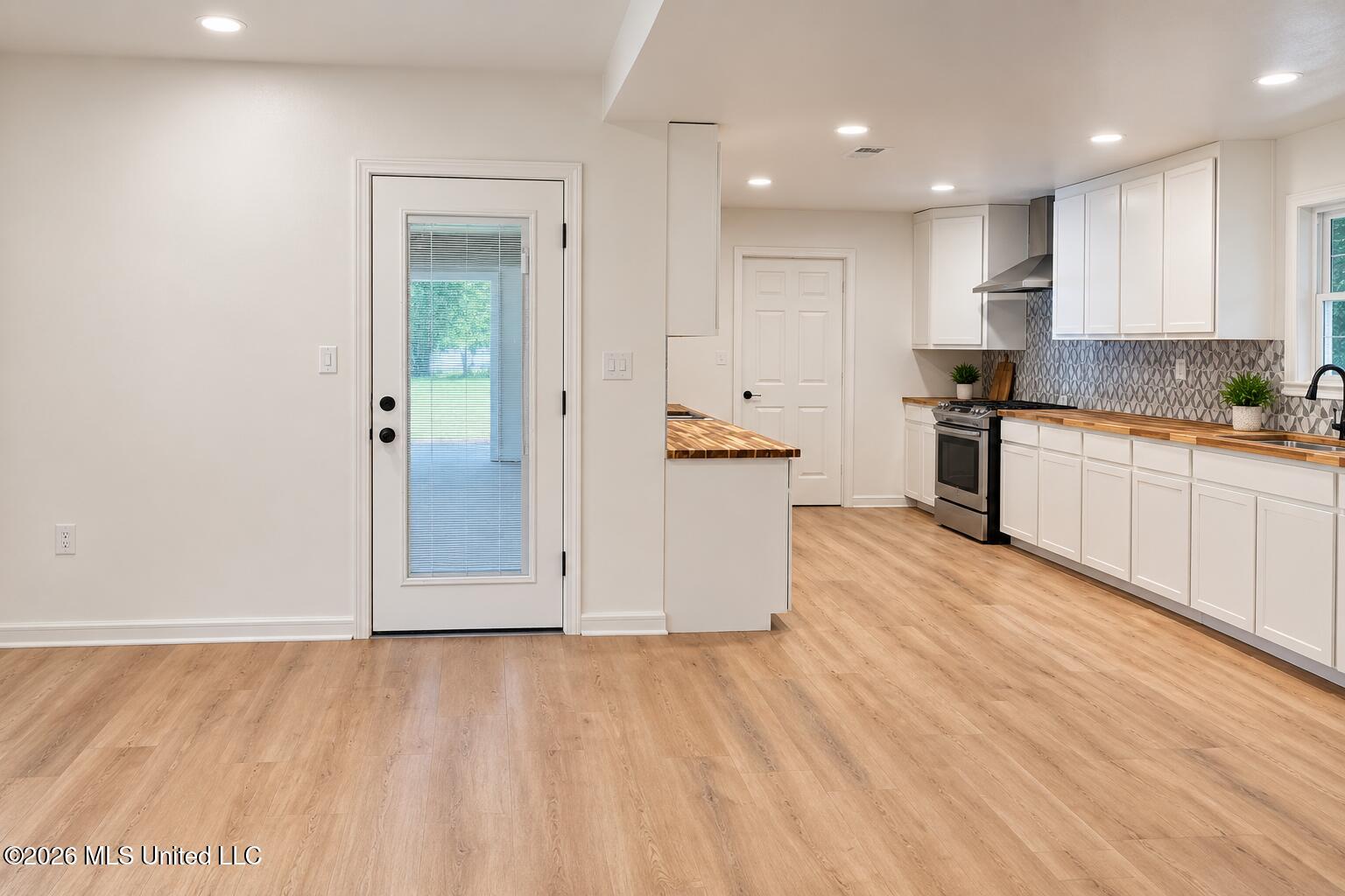 1018 Glenmore Drive Property Photo 3