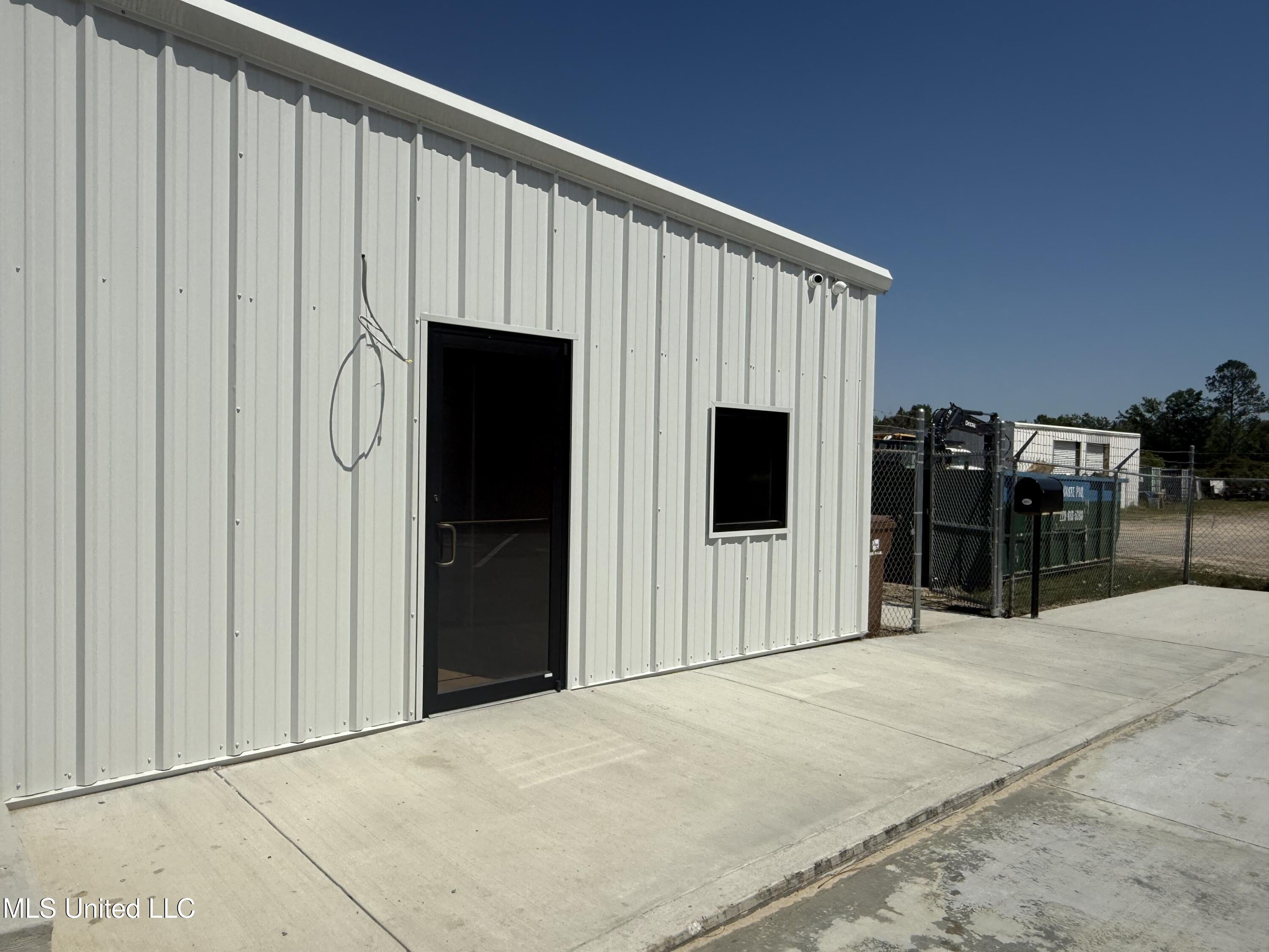 8579 W Oaklawn Road Property Photo 1