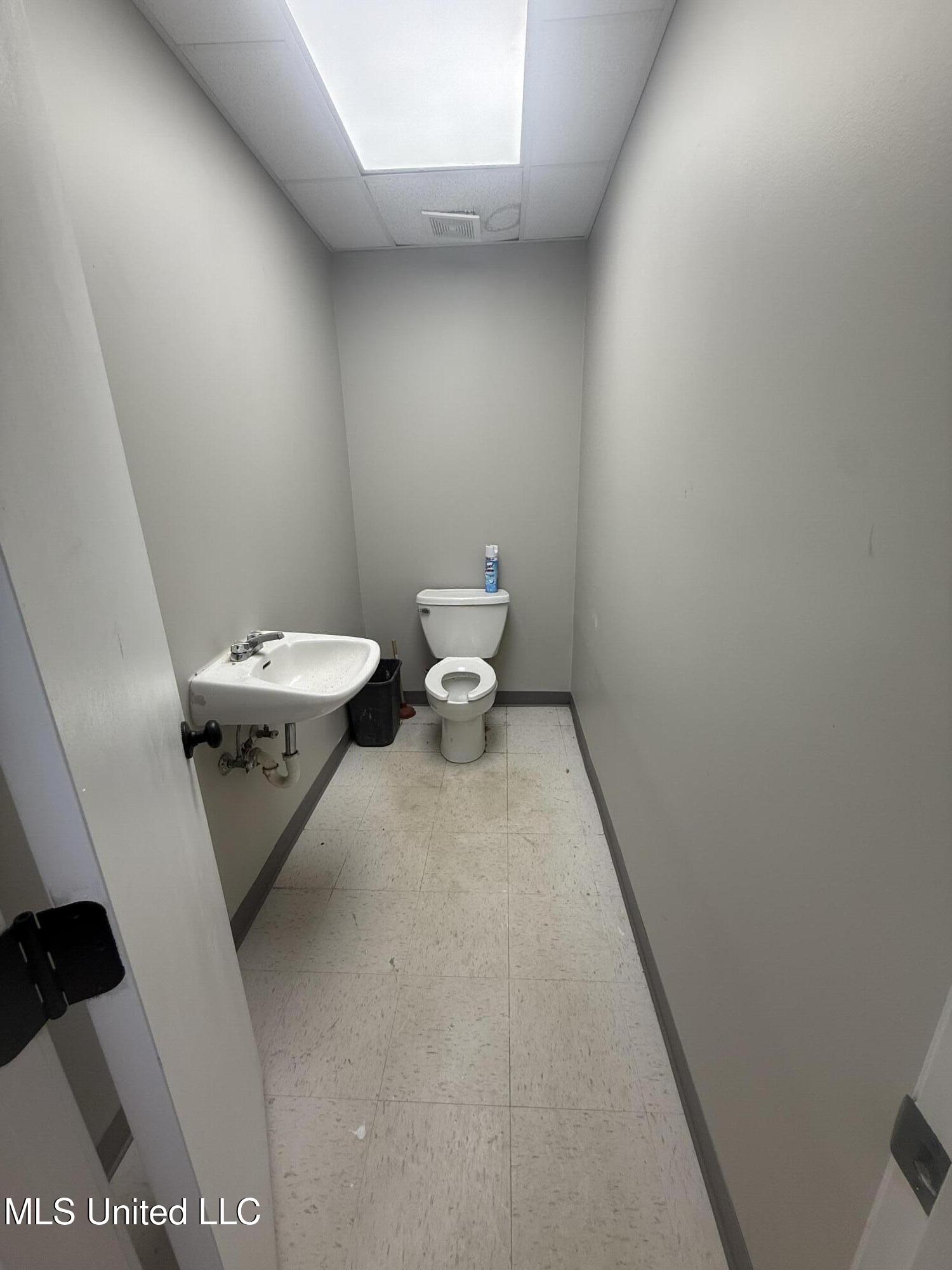 8579 W Oaklawn Road Property Photo 8