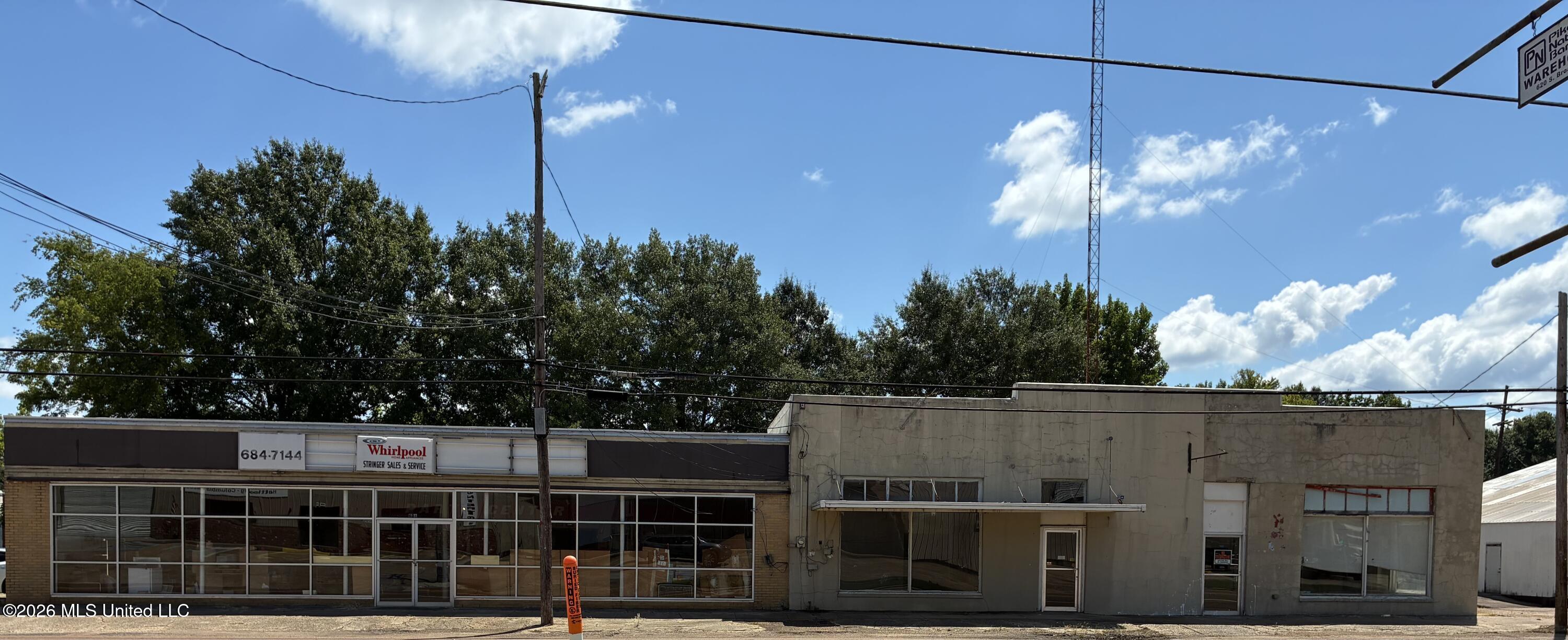 627 S Broadway Street Property Photo 1