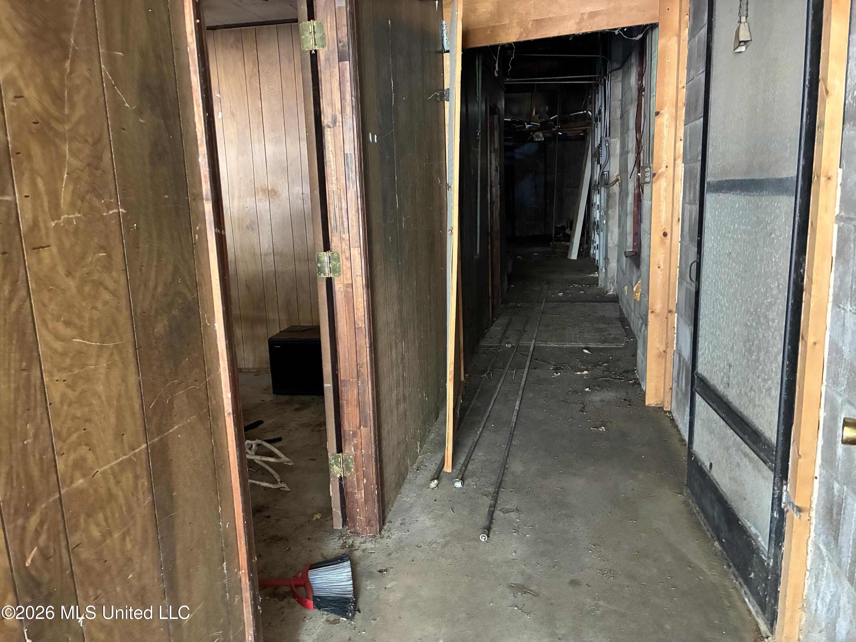 627 S Broadway Street Property Photo 6