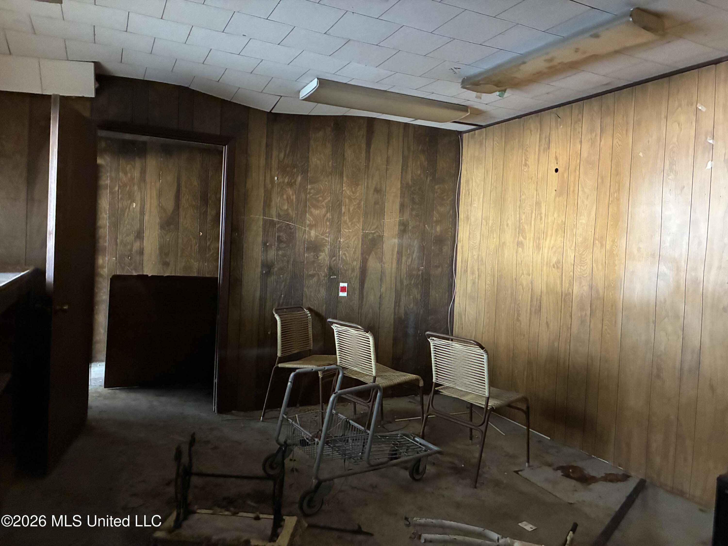 627 S Broadway Street Property Photo 8
