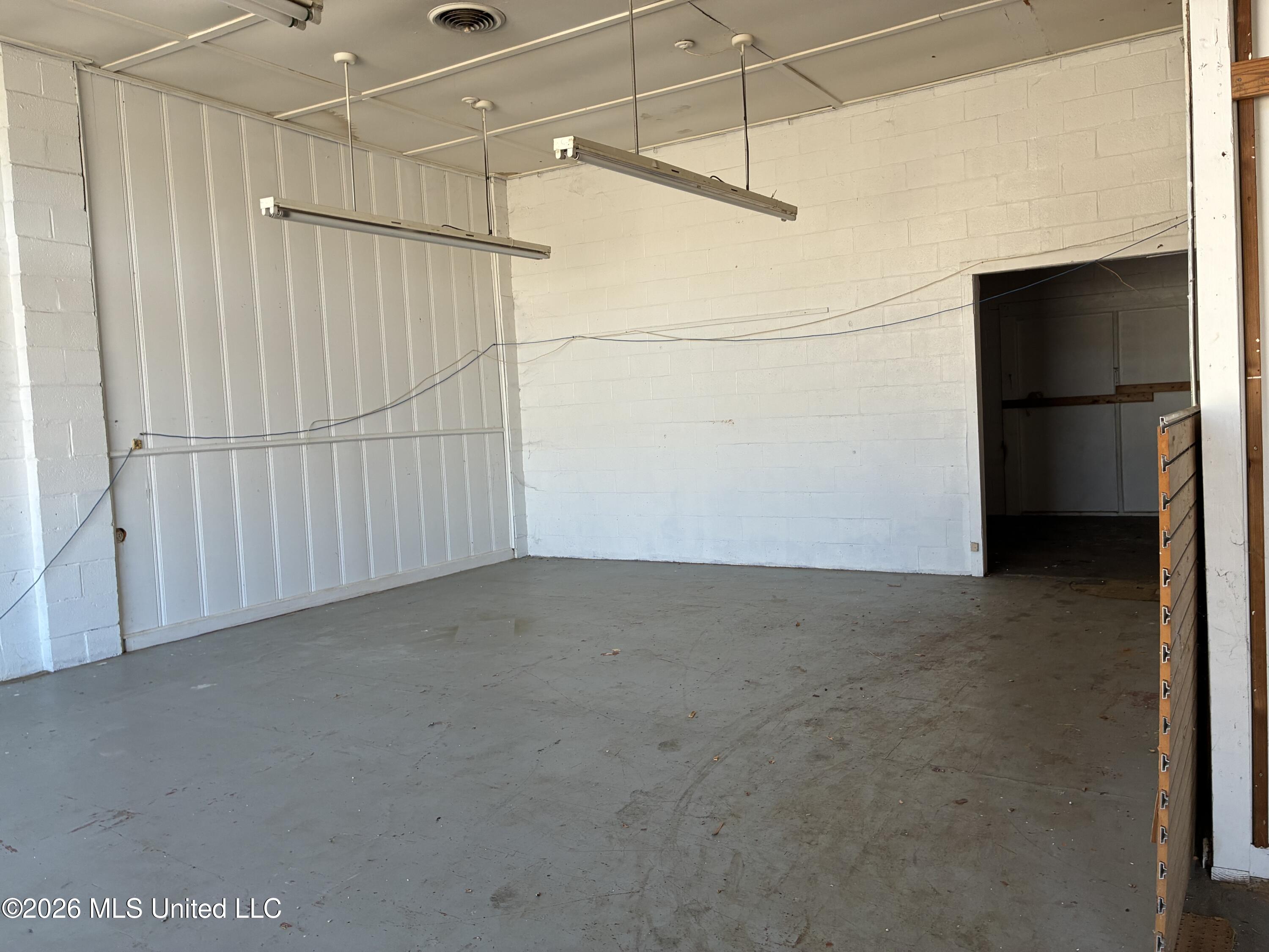 627 S Broadway Street Property Photo 10