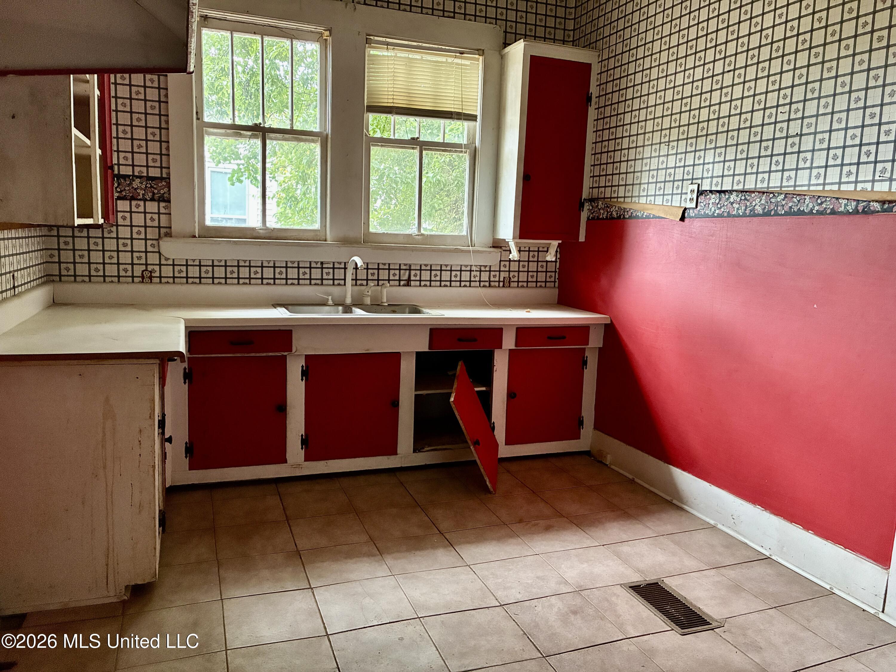528 W Michigan Avenue Property Photo 5