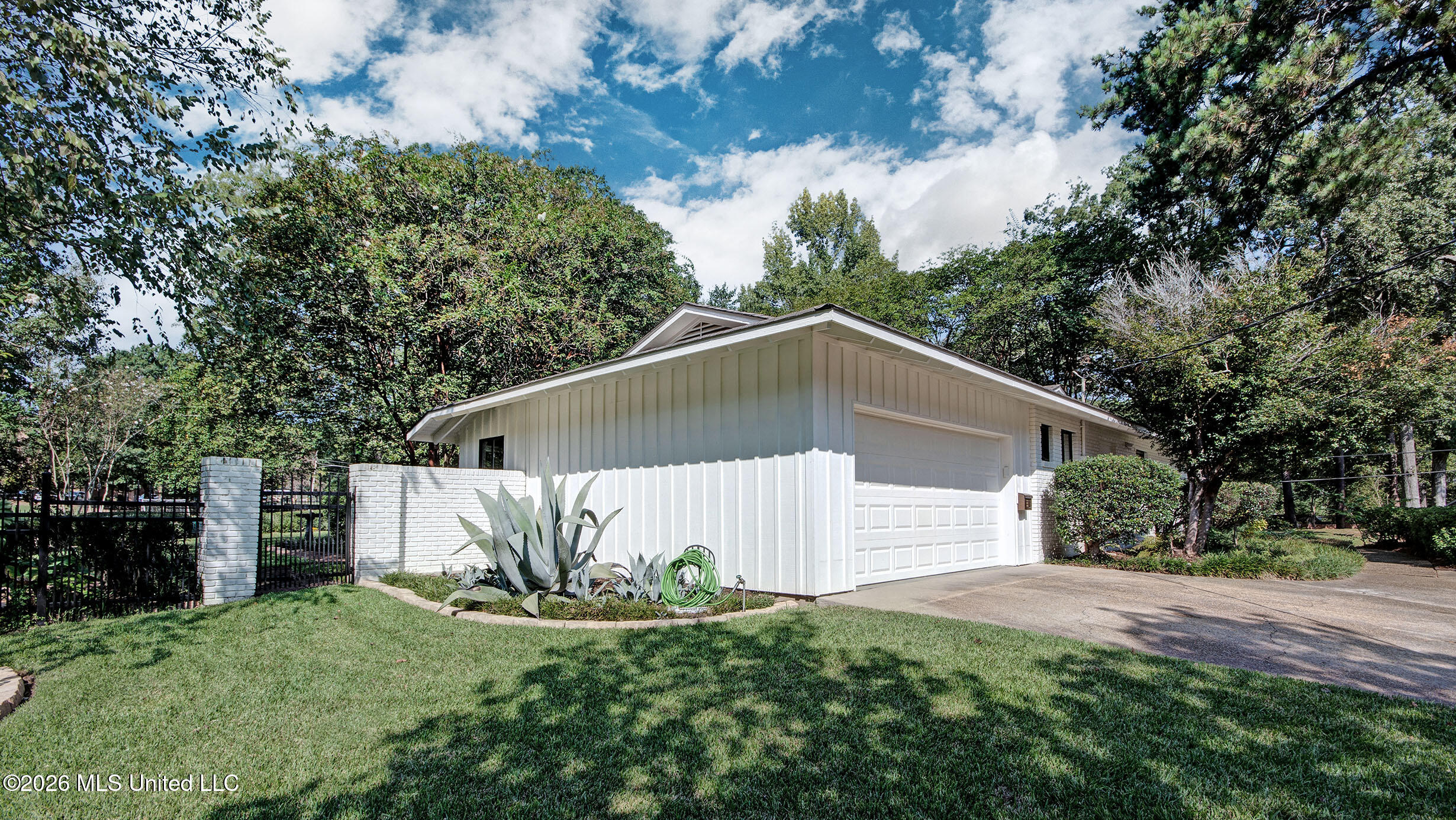 1955 Douglass Drive Property Photo 4