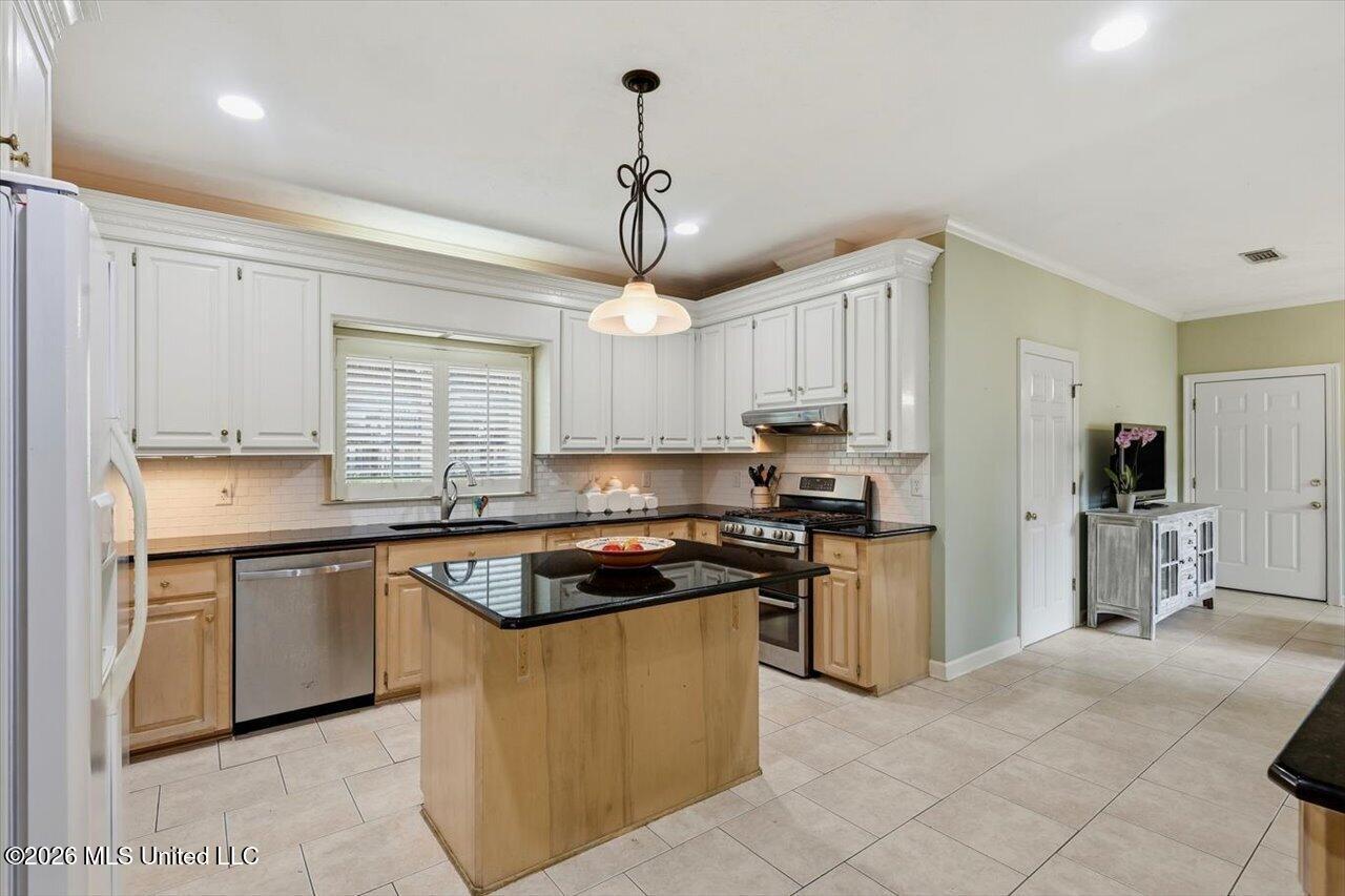 211 Winsmere Way Property Photo 6
