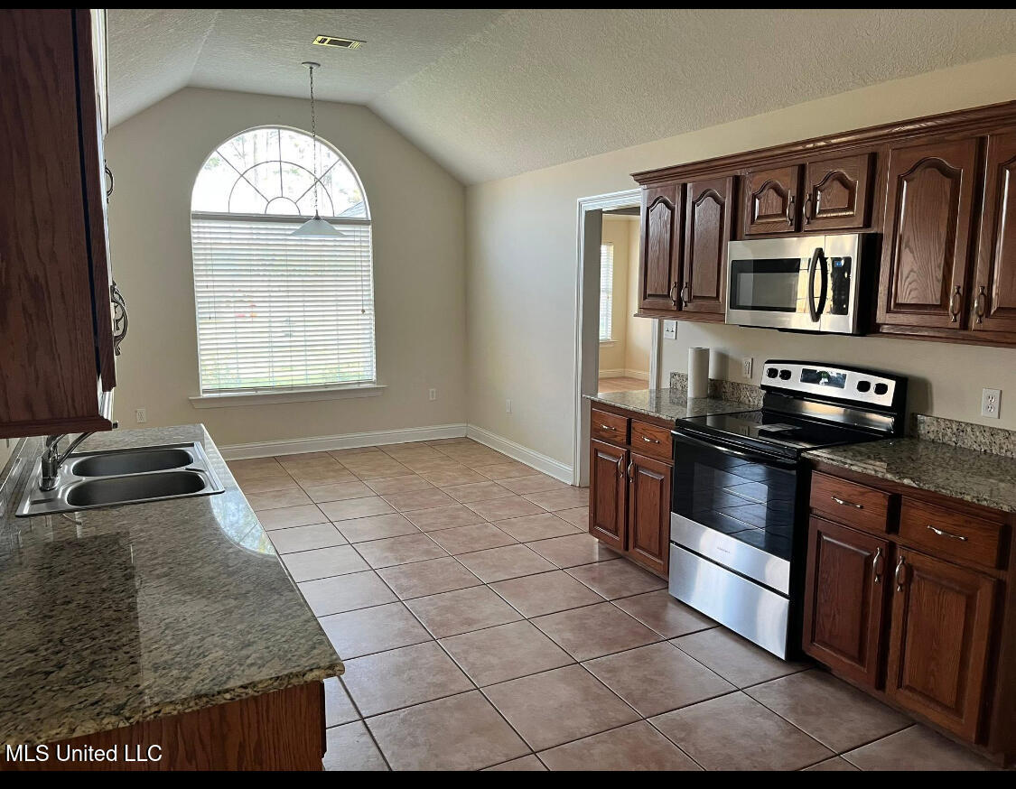 2917 Village Circle Property Photo 4