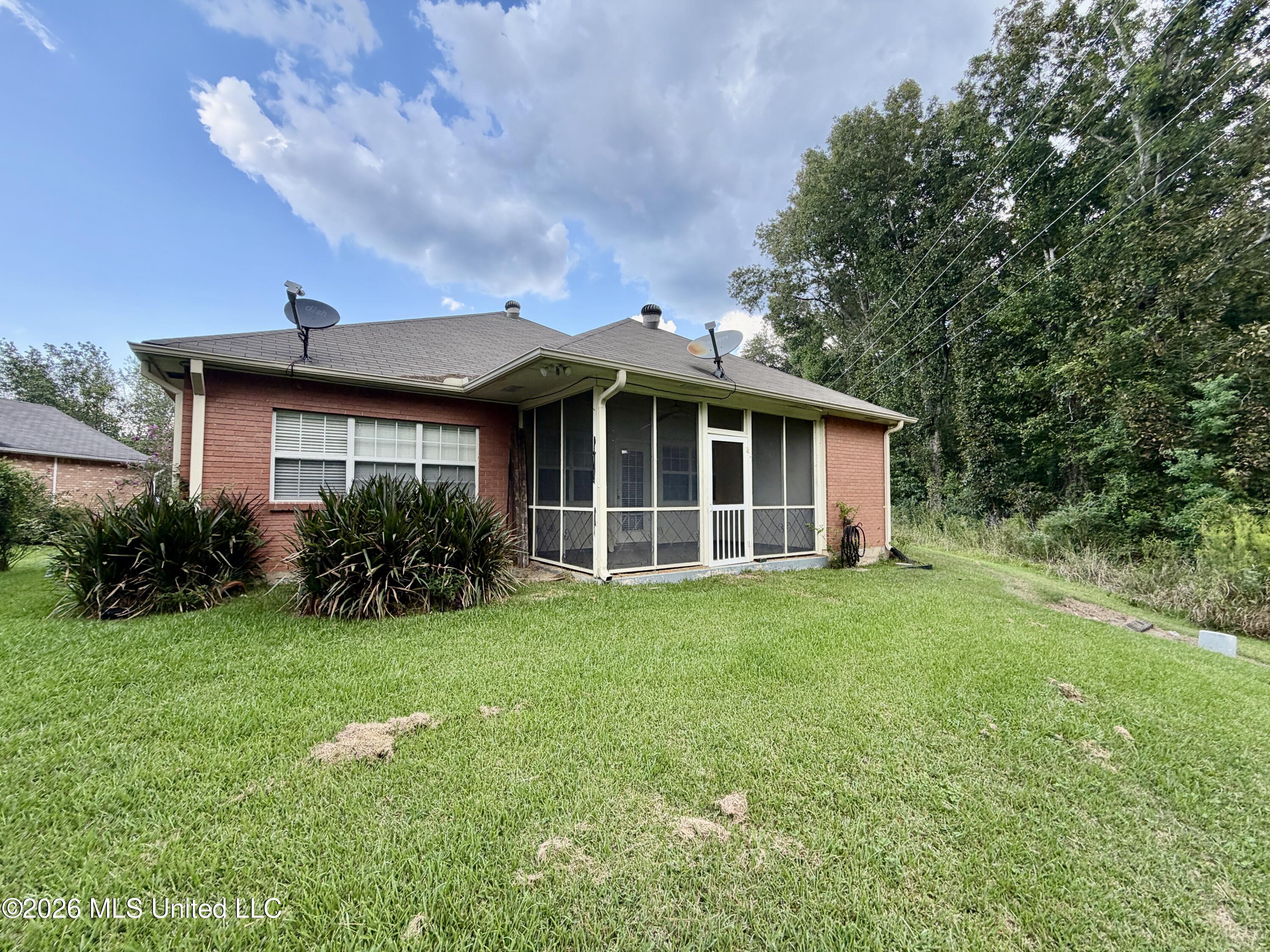 211 S Twin Lakes Property Photo 5
