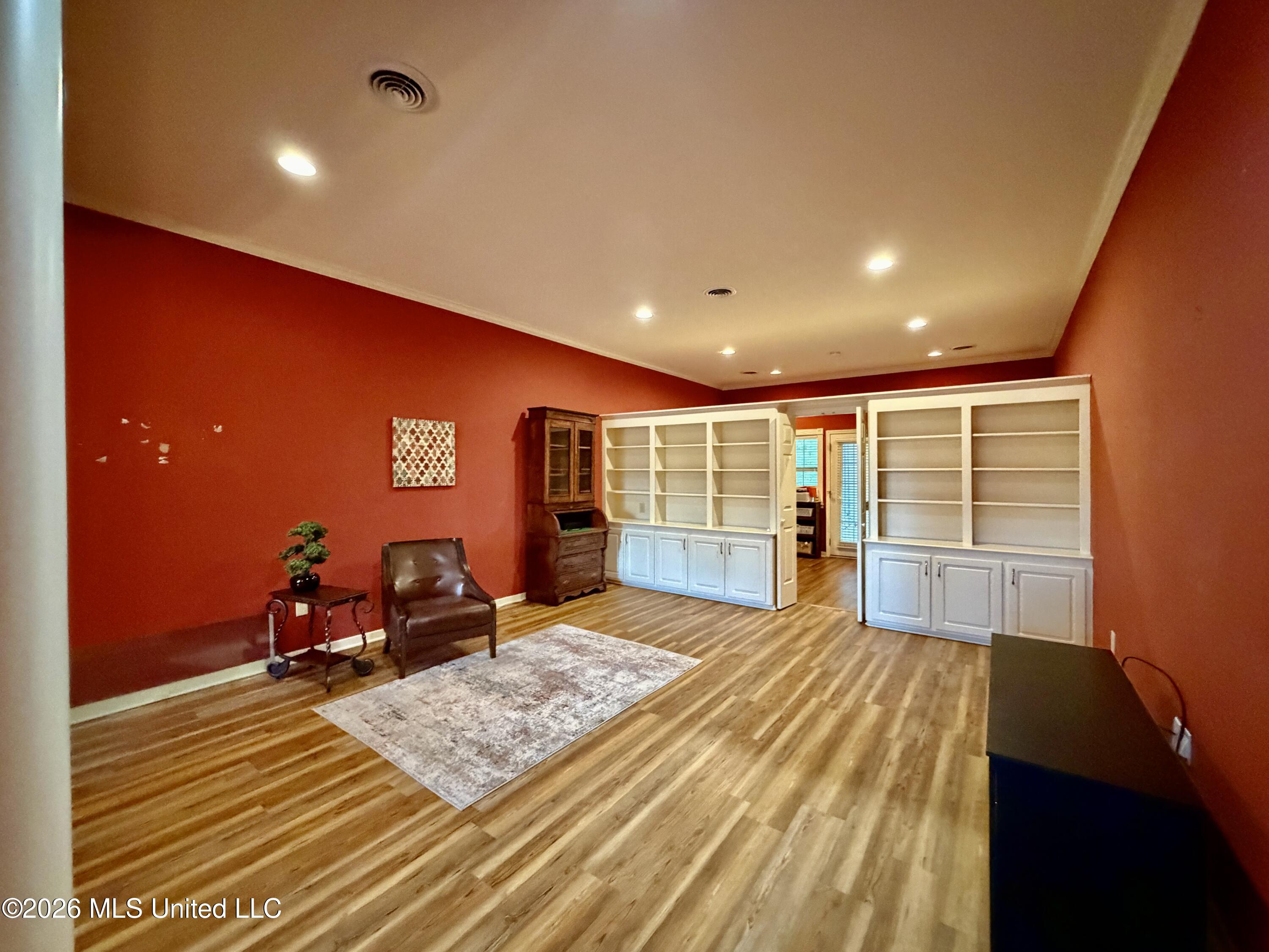 211 S Twin Lakes Property Photo 6