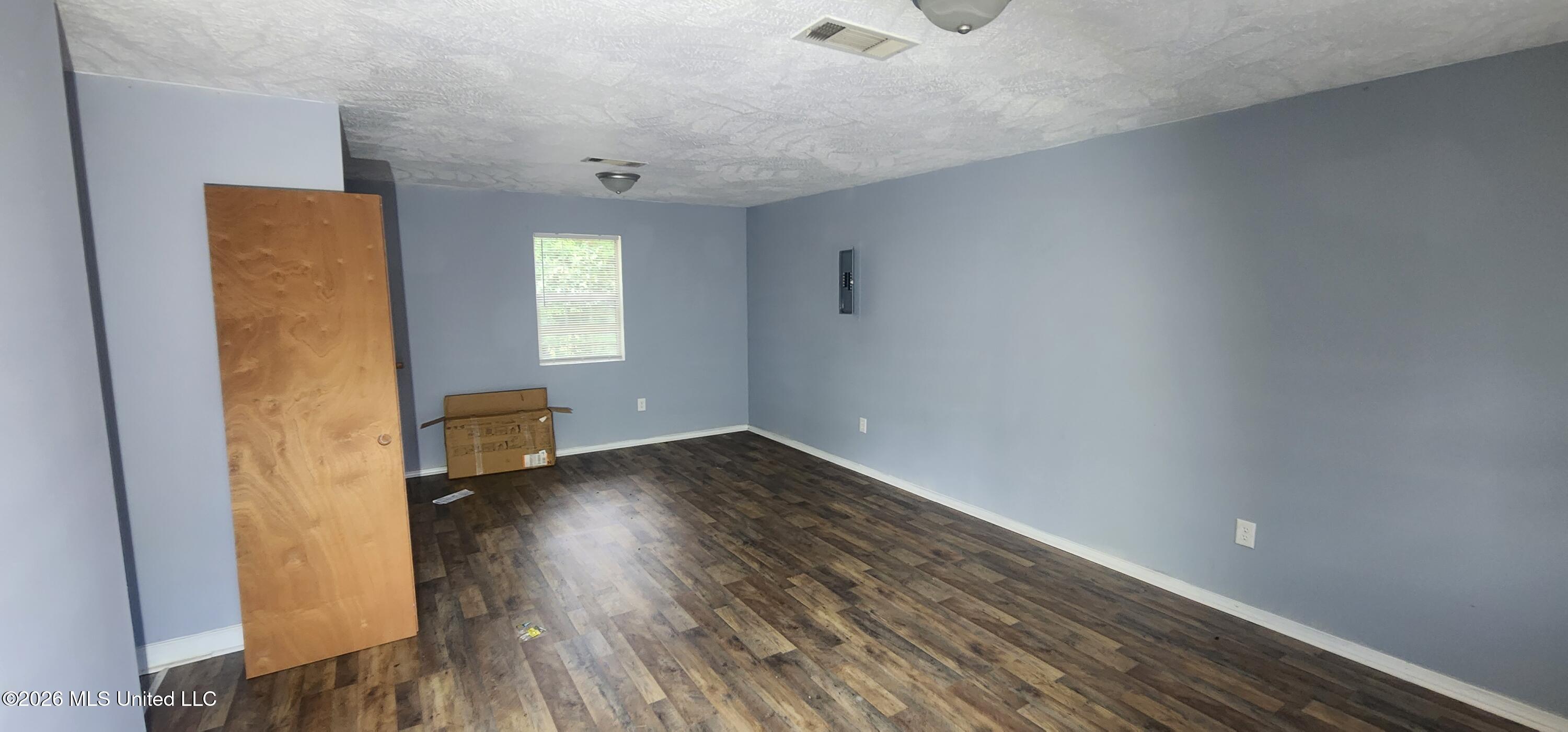 1100 Pine Tree Lane Property Photo 4