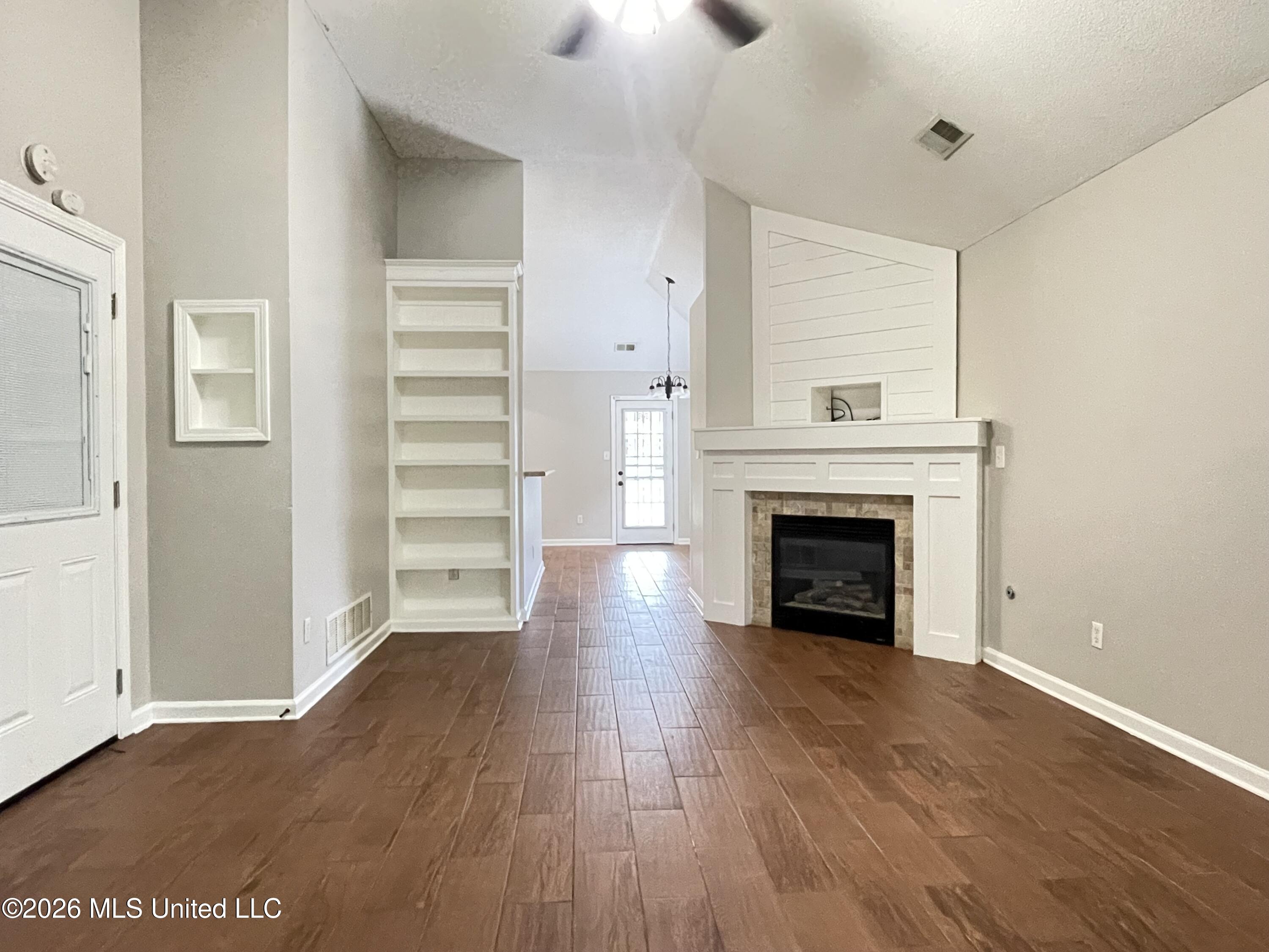 7185 Crape Myrtle Drive Property Photo 2