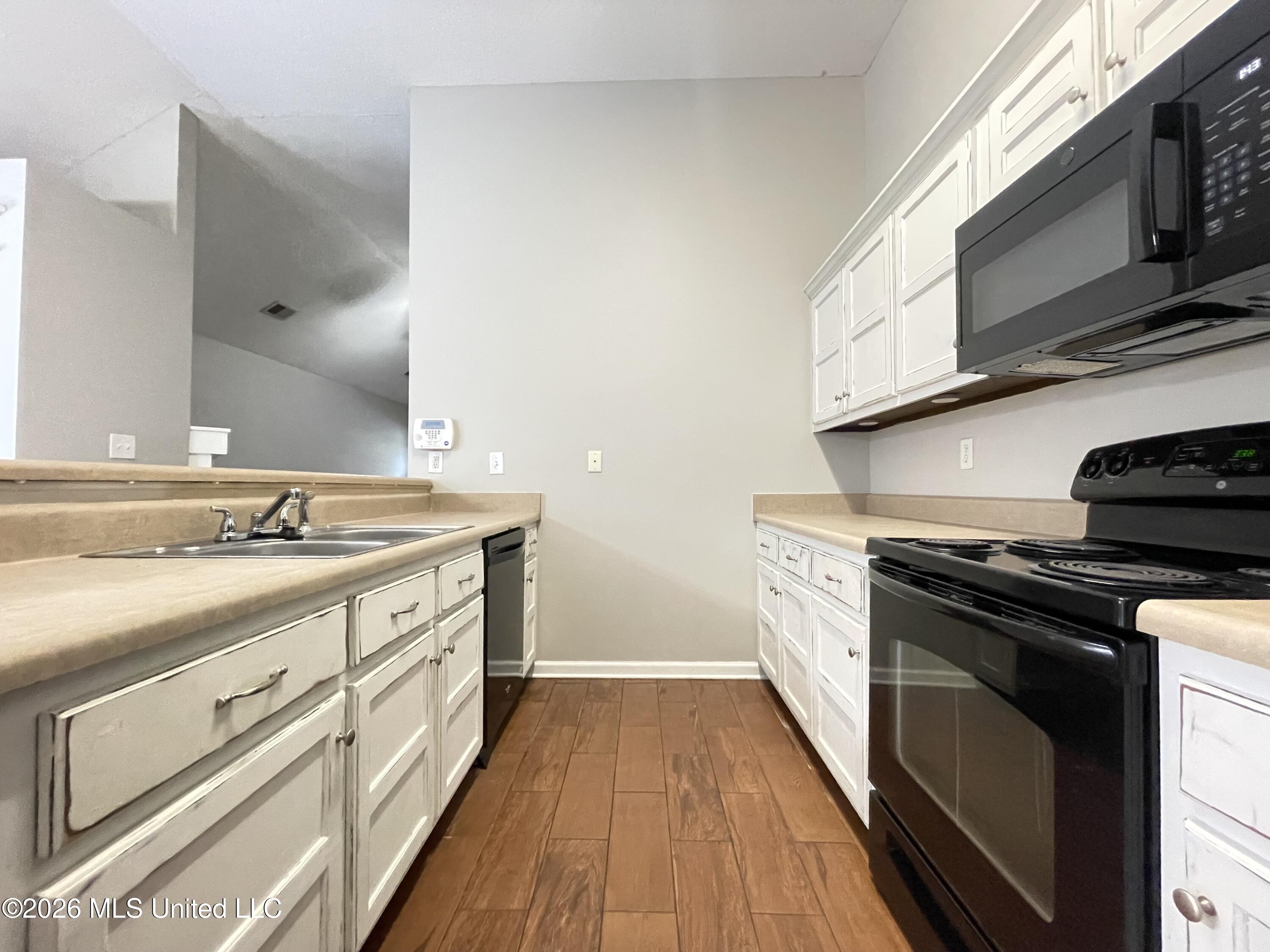 7185 Crape Myrtle Drive Property Photo 3