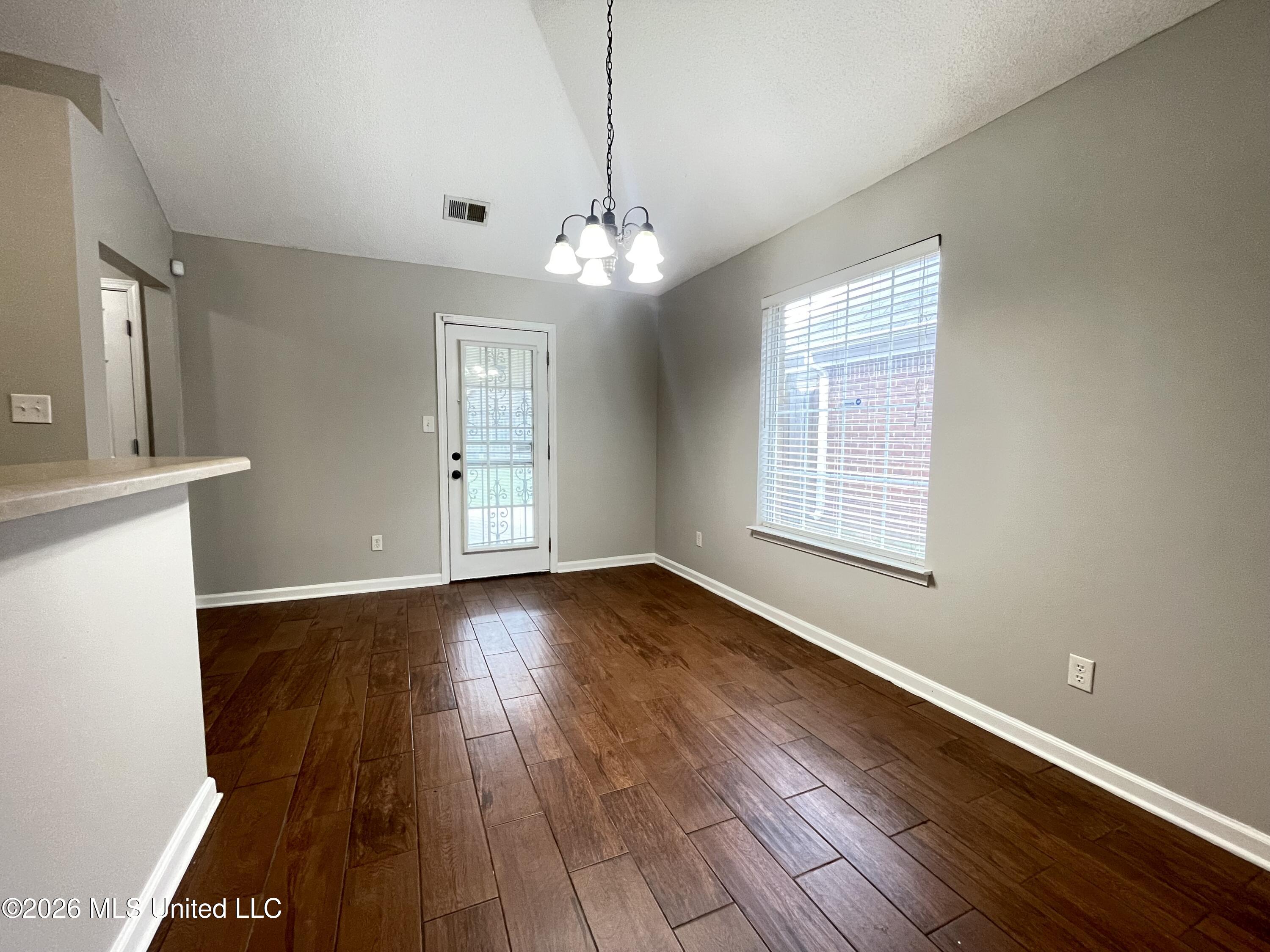 7185 Crape Myrtle Drive Property Photo 4