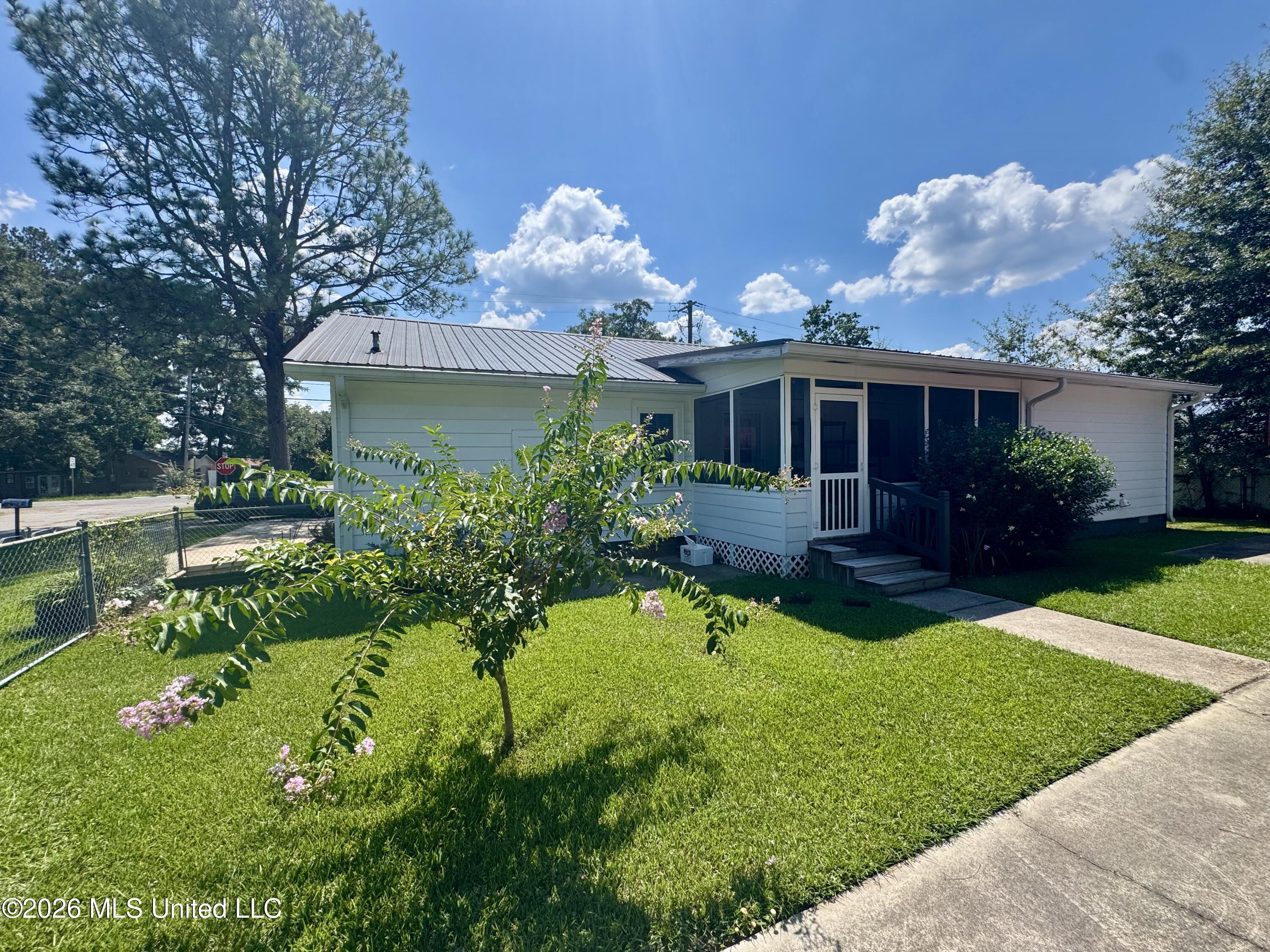 429 E Franklin Street Property Photo 2