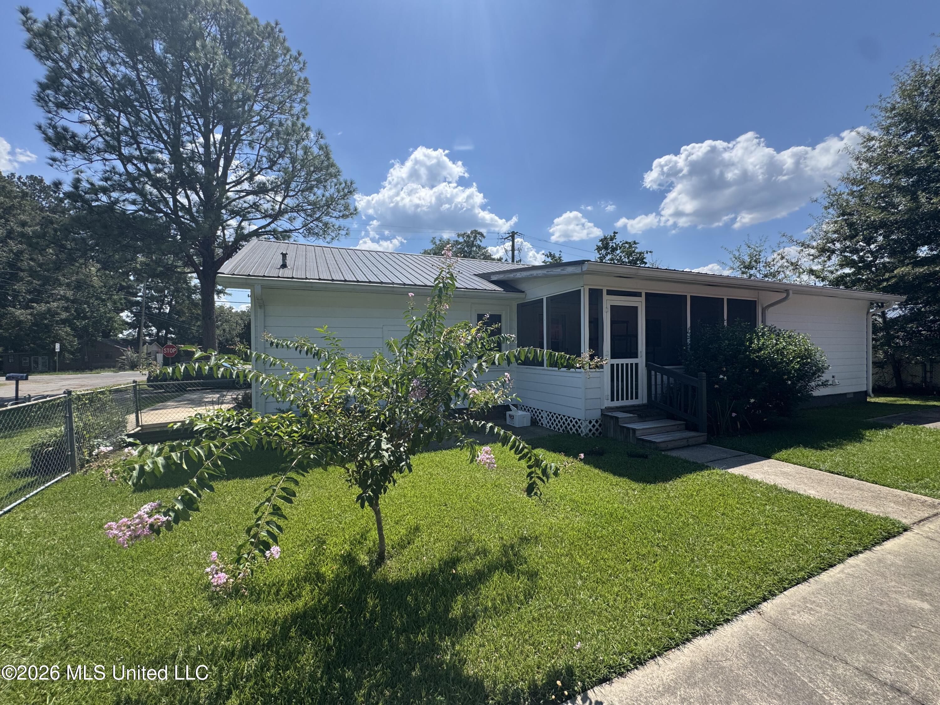 429 E Franklin Street Property Photo 6