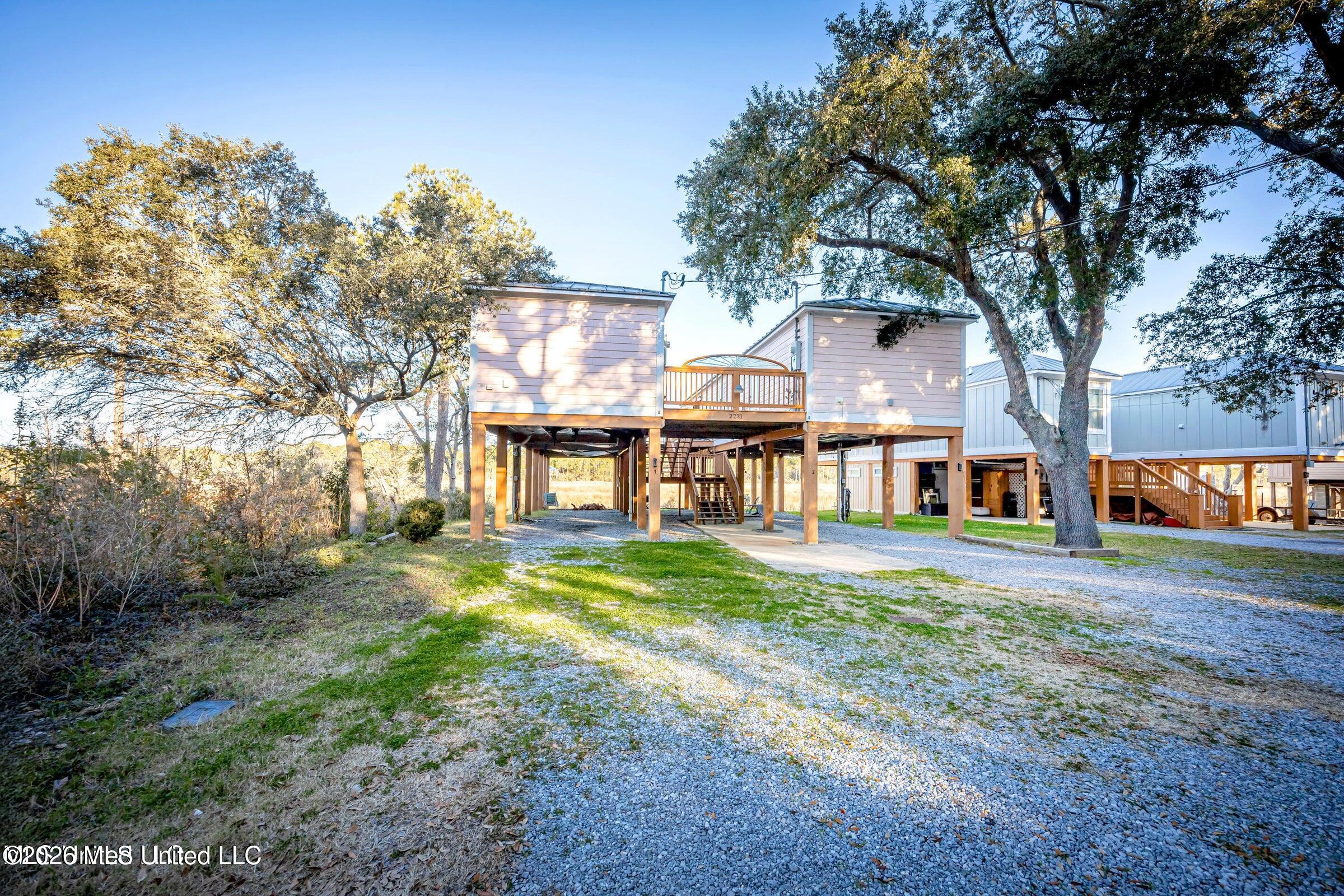 2231 E Simmons Bayou Drive Property Photo 3