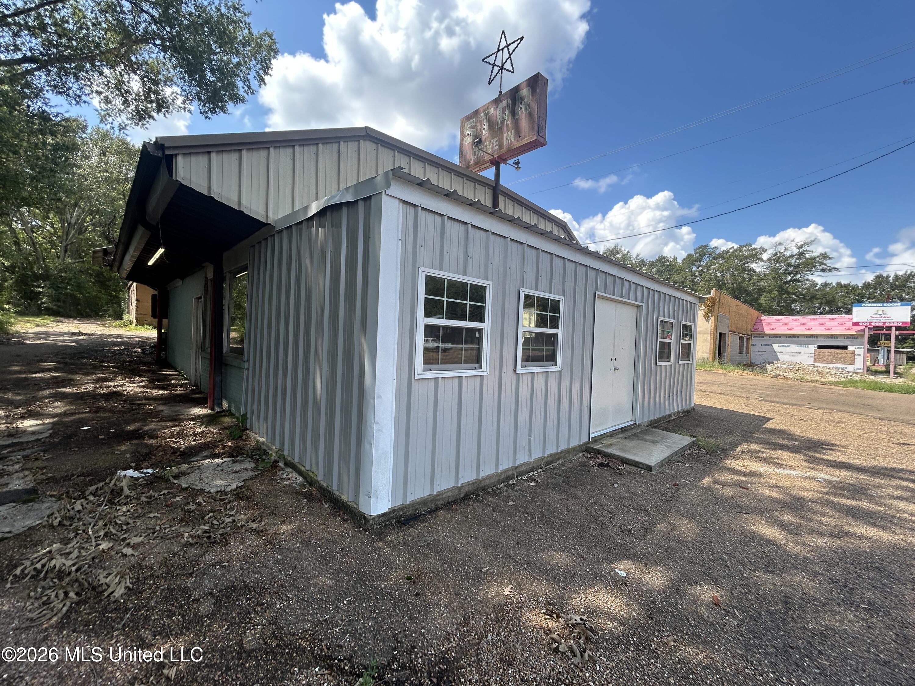 702 E Monticello Street Property Photo 1