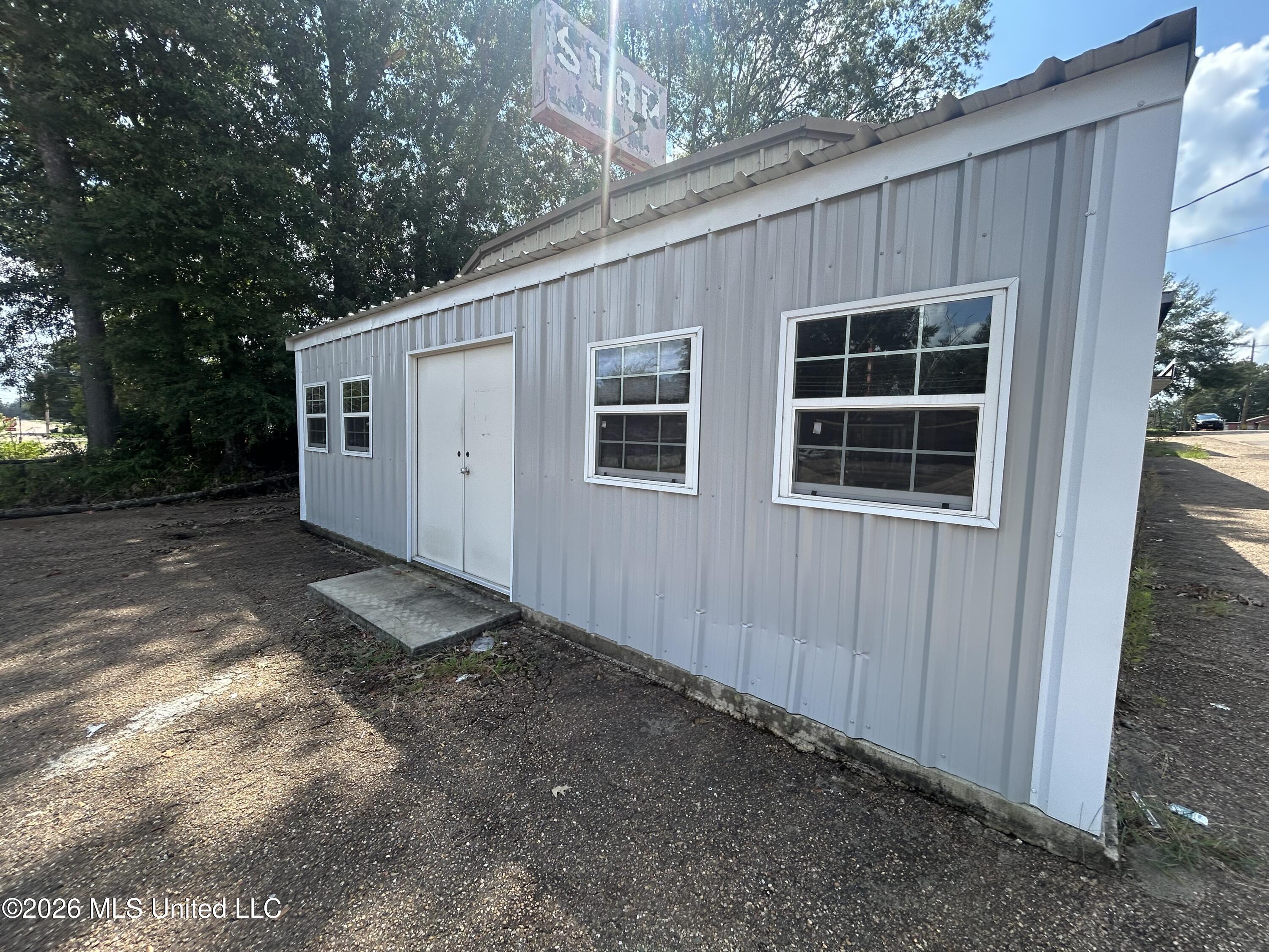 702 E Monticello Street Property Photo 2