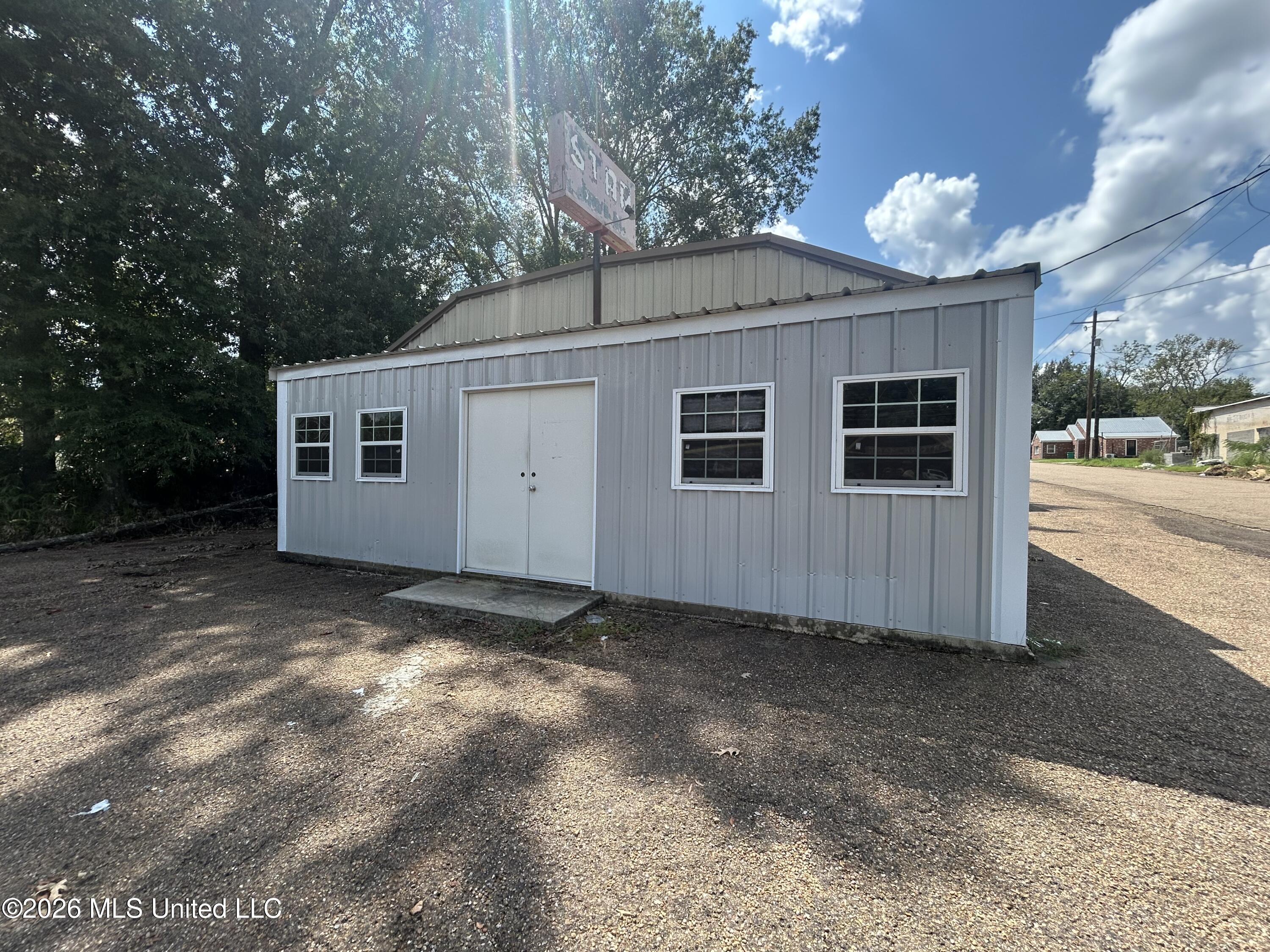 702 E Monticello Street Property Photo 3