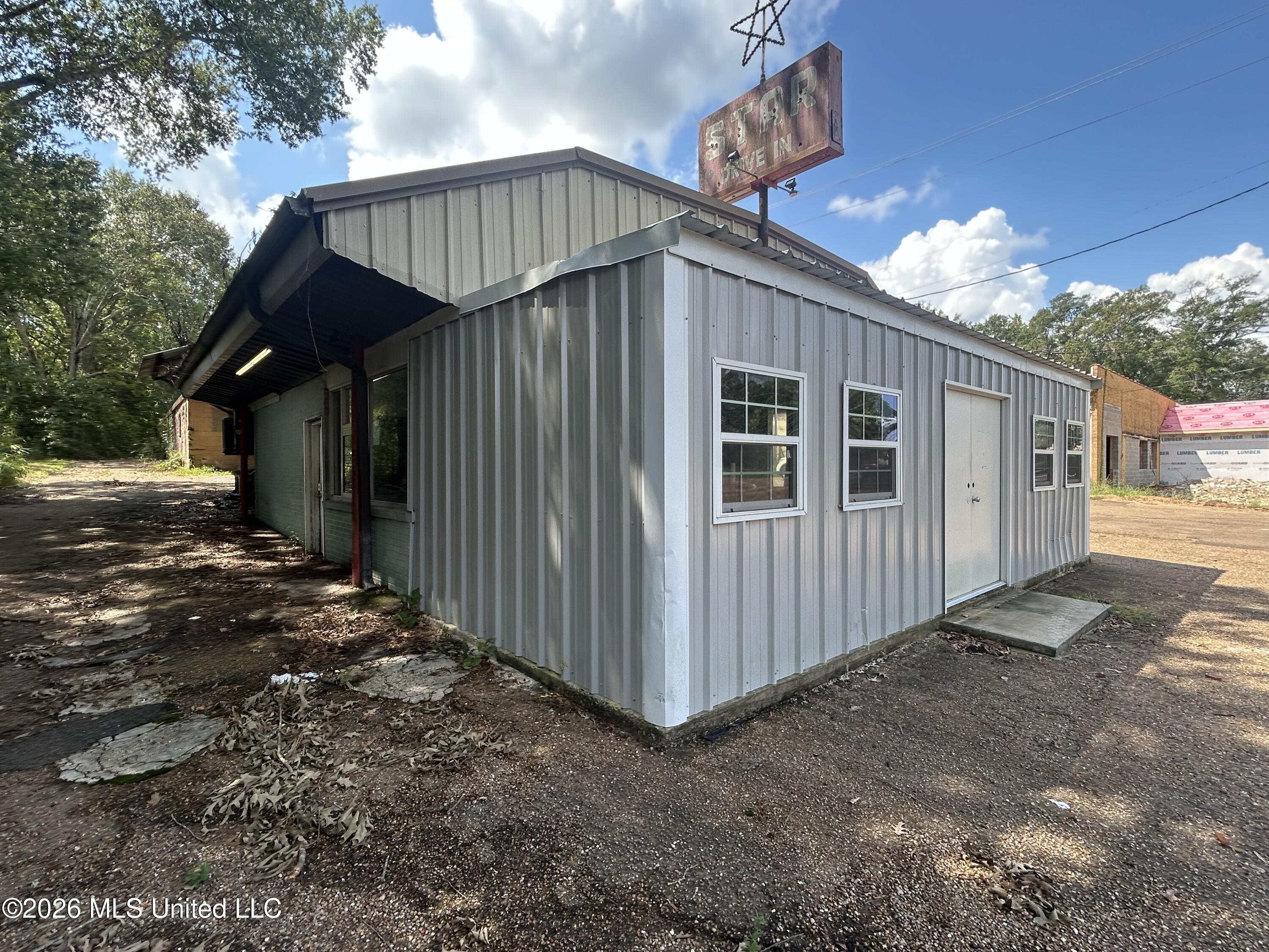 702 E Monticello Street Property Photo 4
