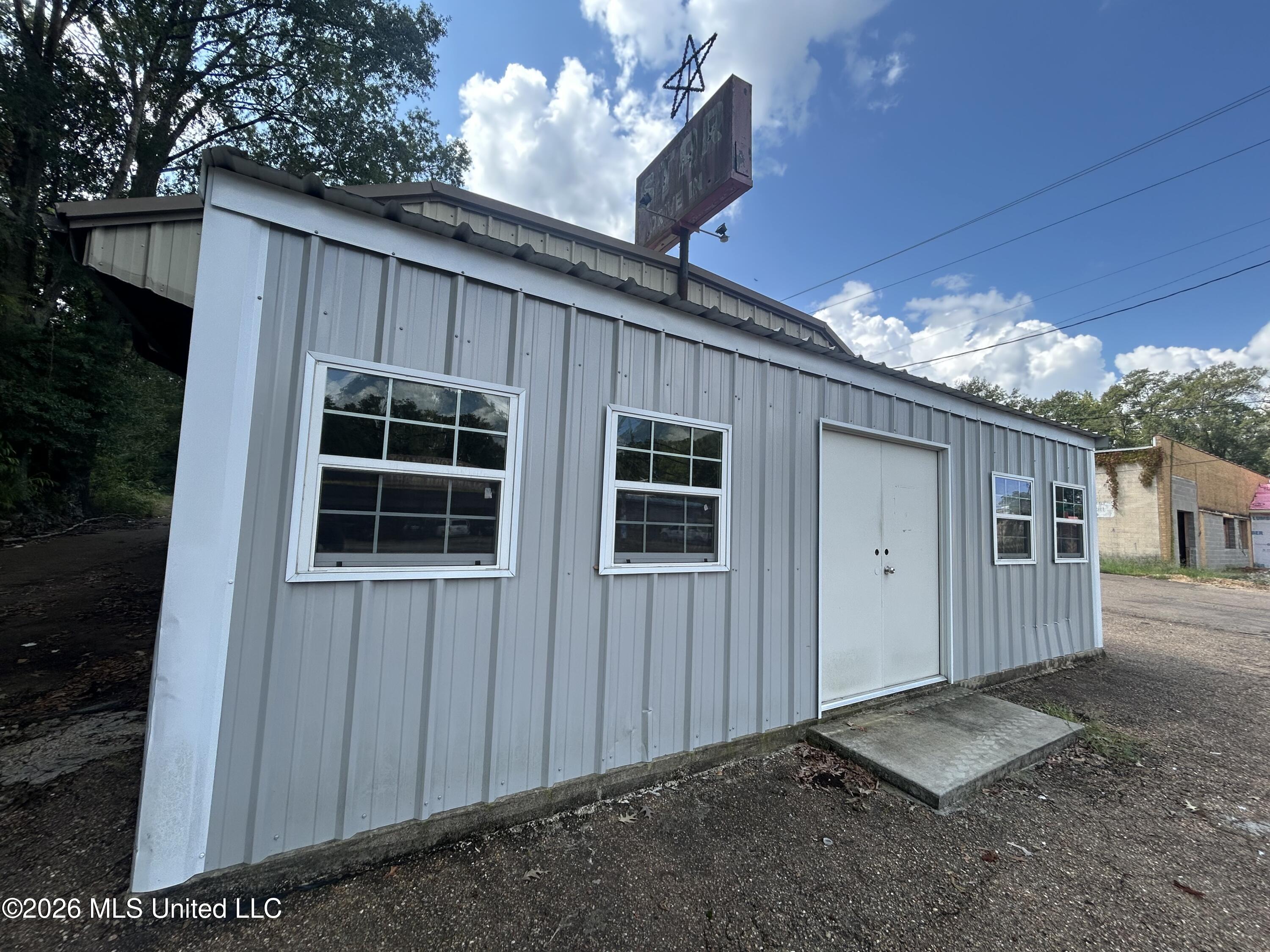 702 E Monticello Street Property Photo 6
