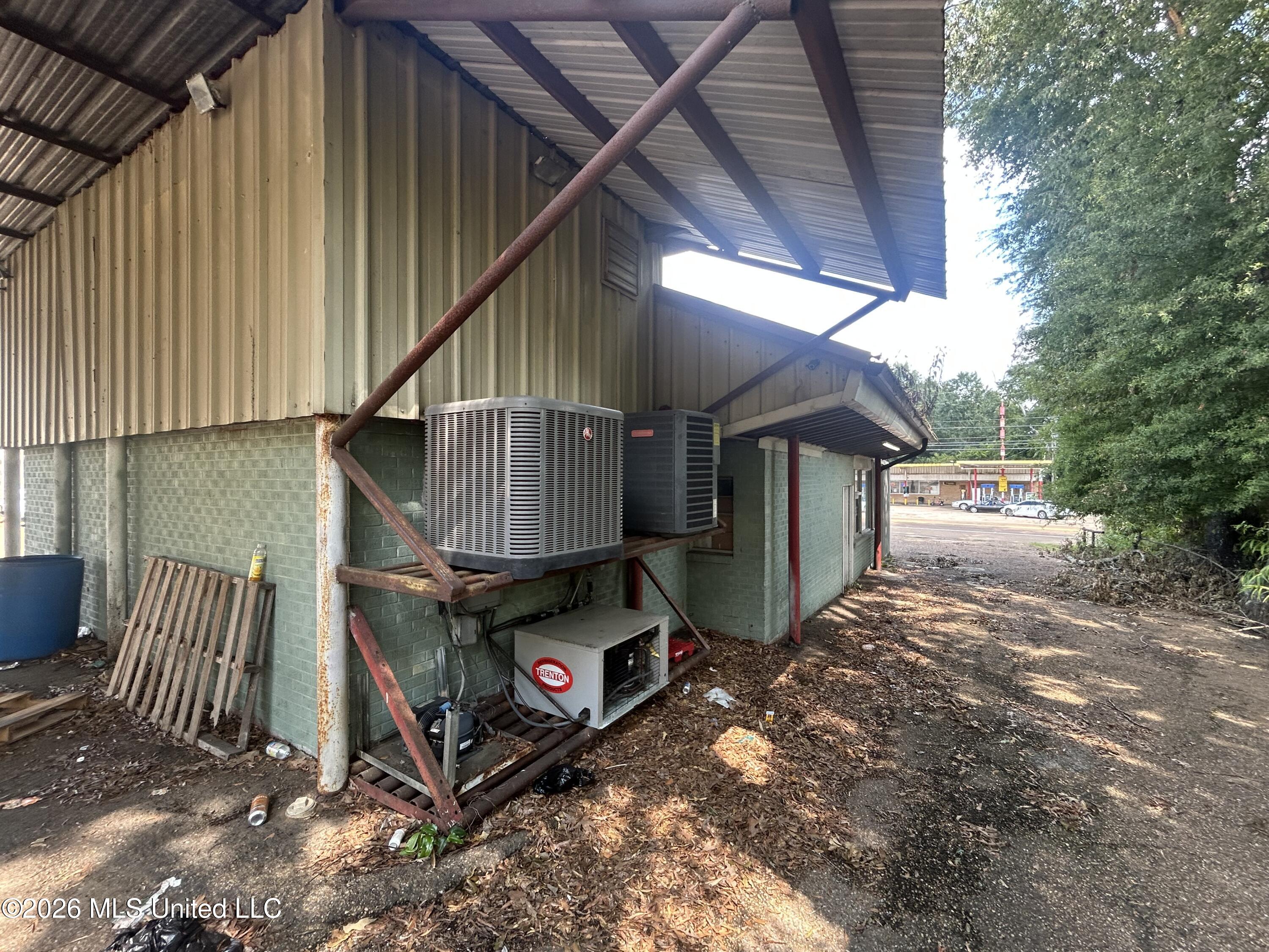 702 E Monticello Street Property Photo 8