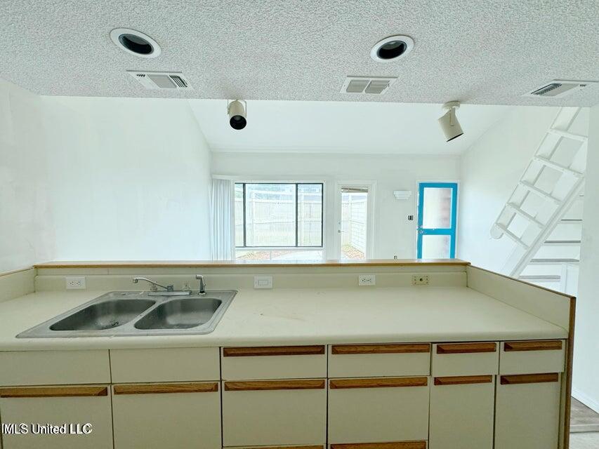 828 Oakleigh Avenue Property Photo 7