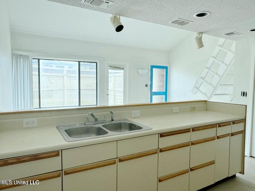 828 Oakleigh Avenue Property Photo 8