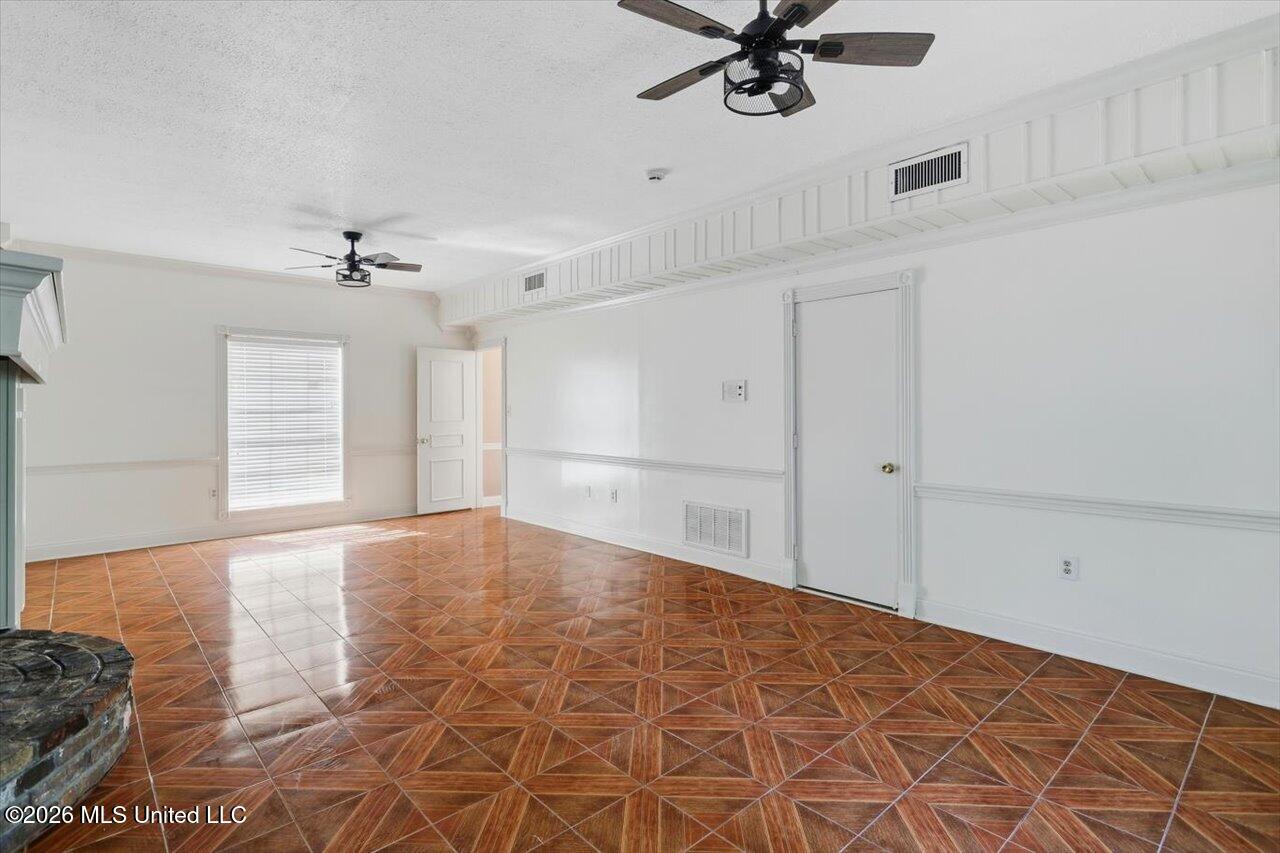 1086 Devonshire Drive Property Photo 6