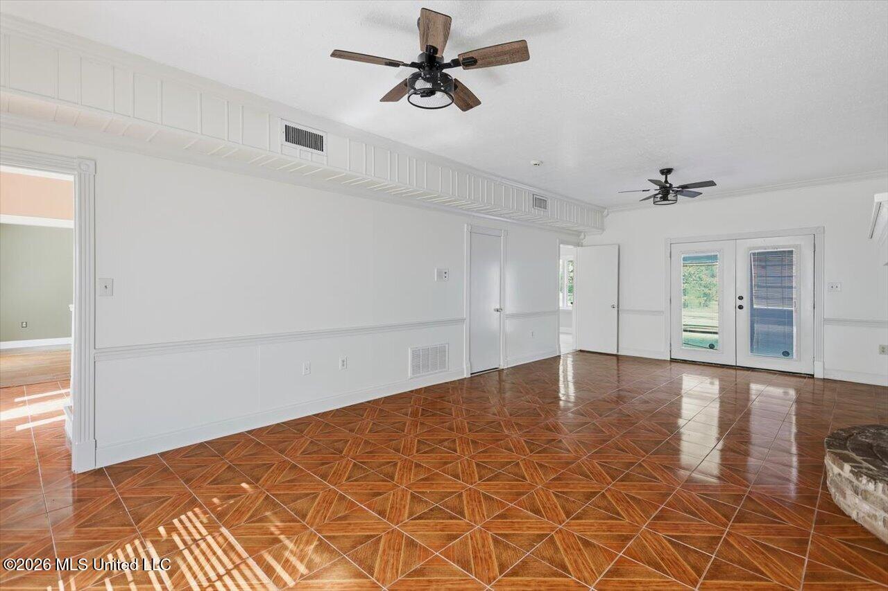 1086 Devonshire Drive Property Photo 8