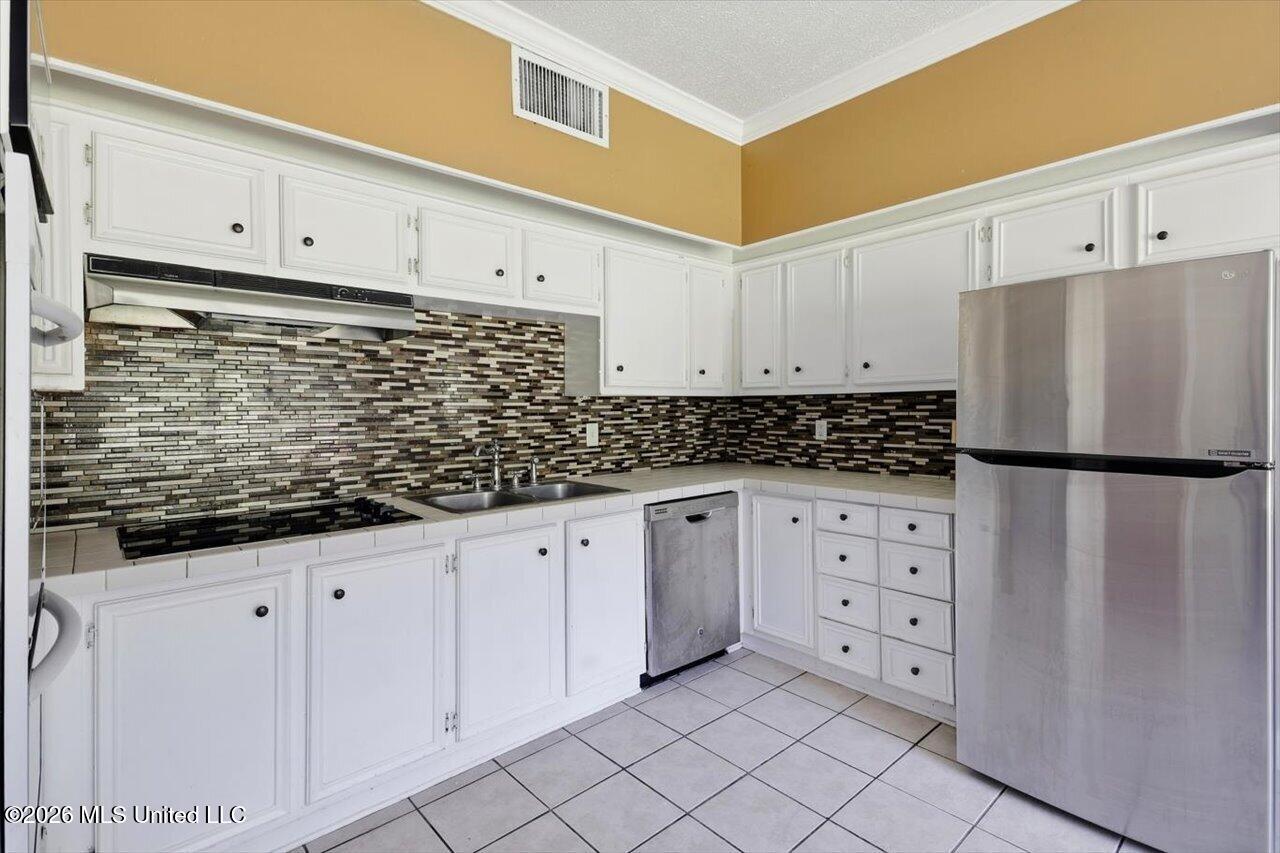 1086 Devonshire Drive Property Photo 9