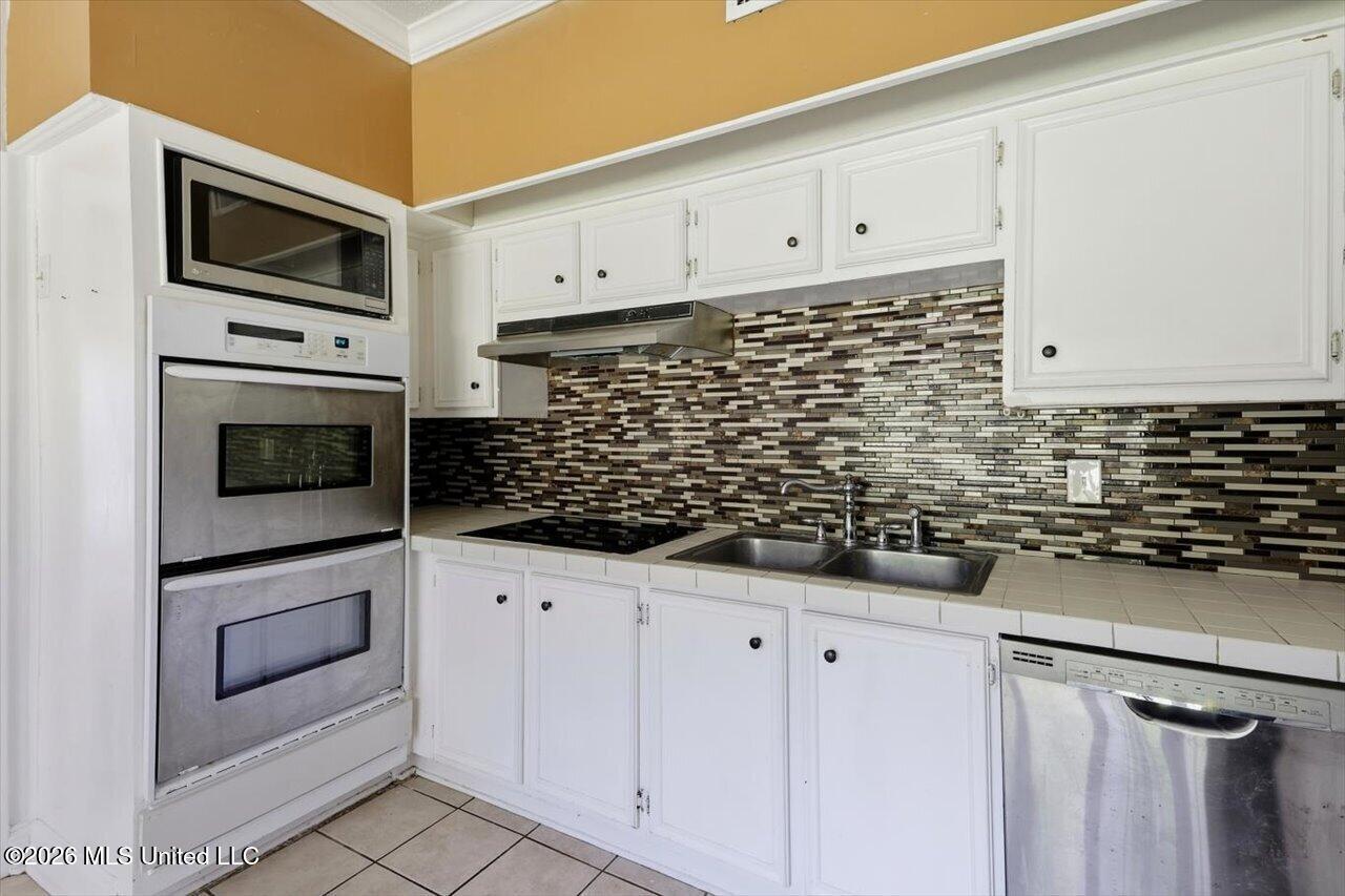 1086 Devonshire Drive Property Photo 10