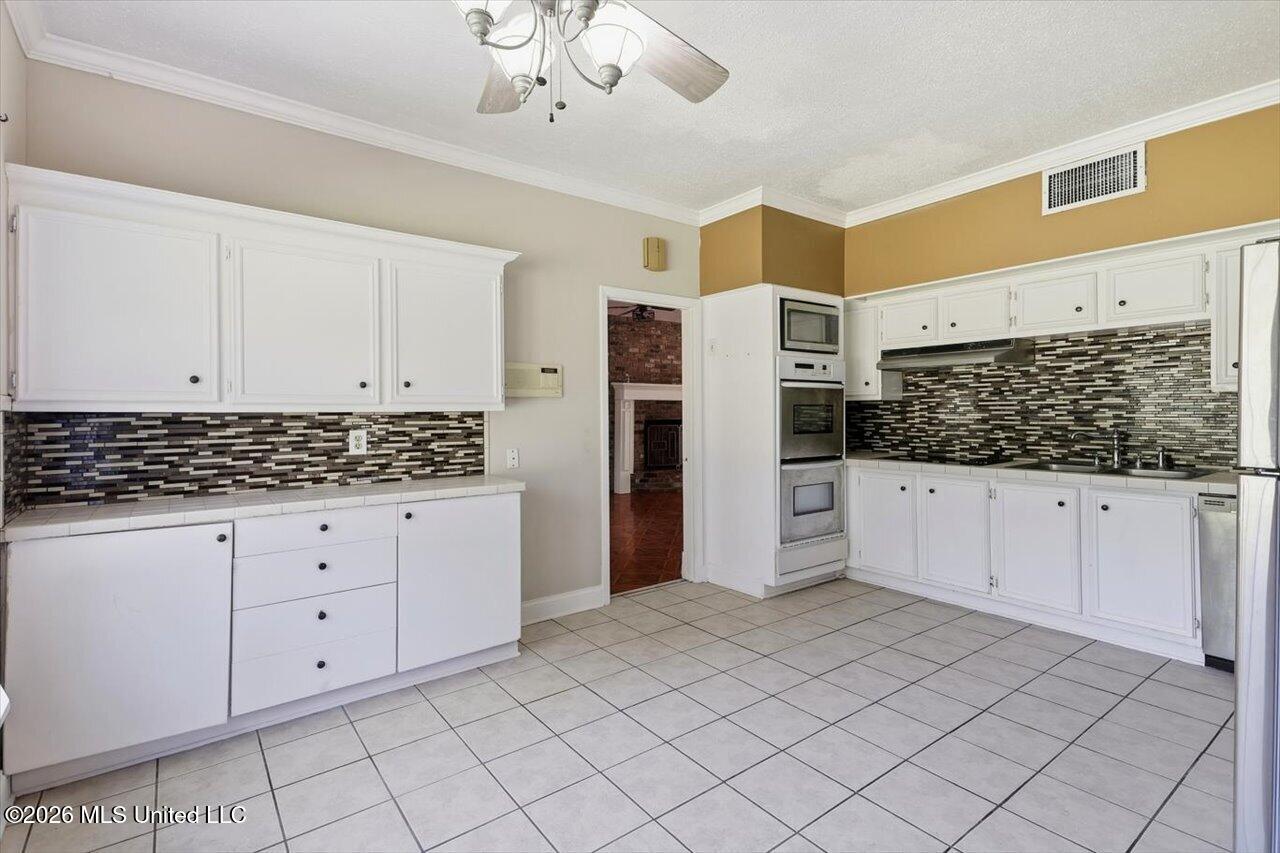 1086 Devonshire Drive Property Photo 12