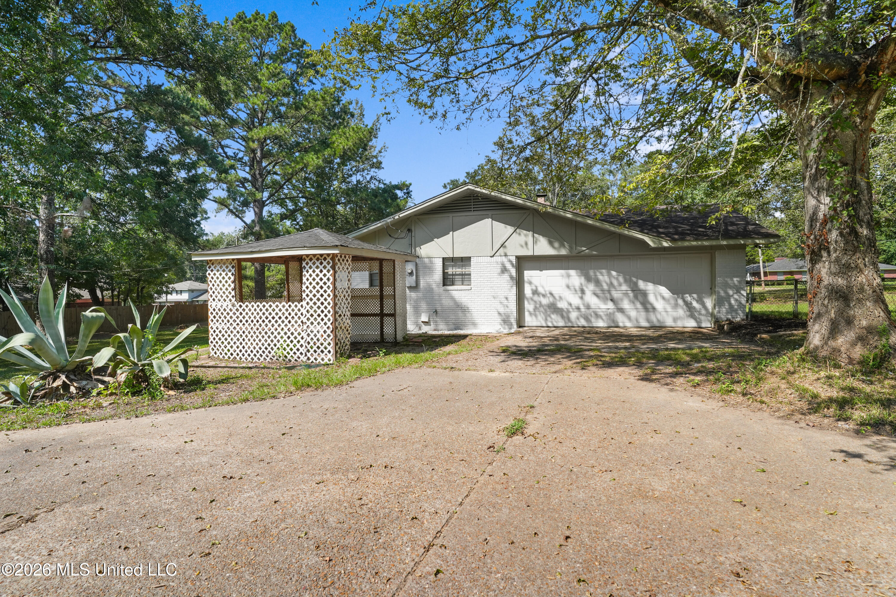 130 Western Hills Drive Property Photo 2