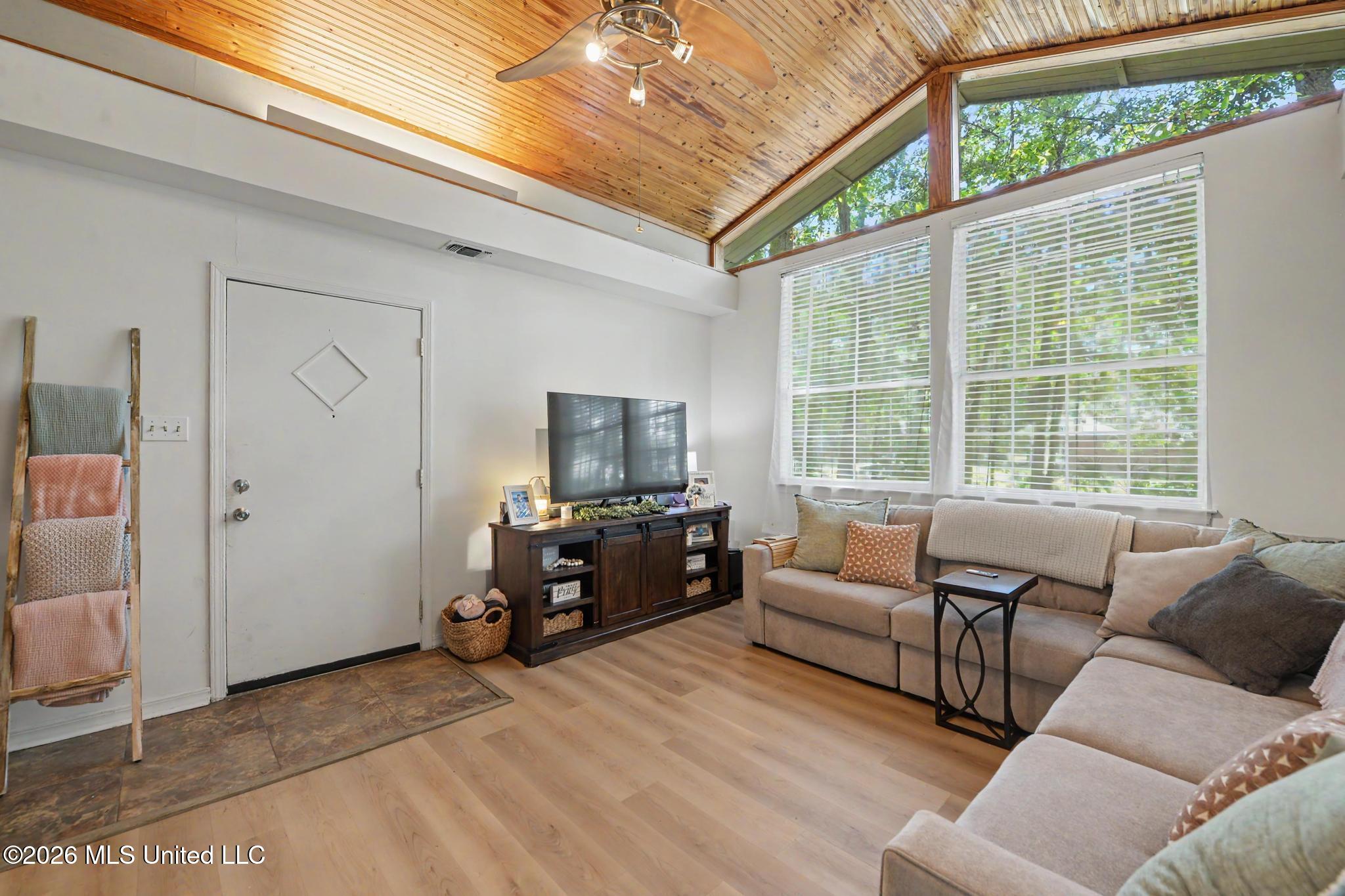 9204 Live Oak Avenue Property Photo 5