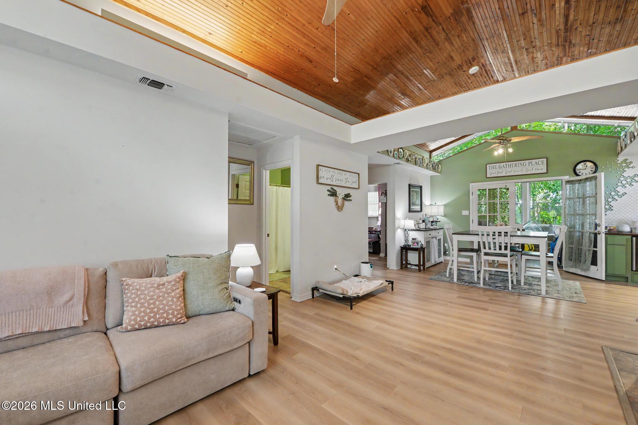 9204 Live Oak Avenue Property Photo 6