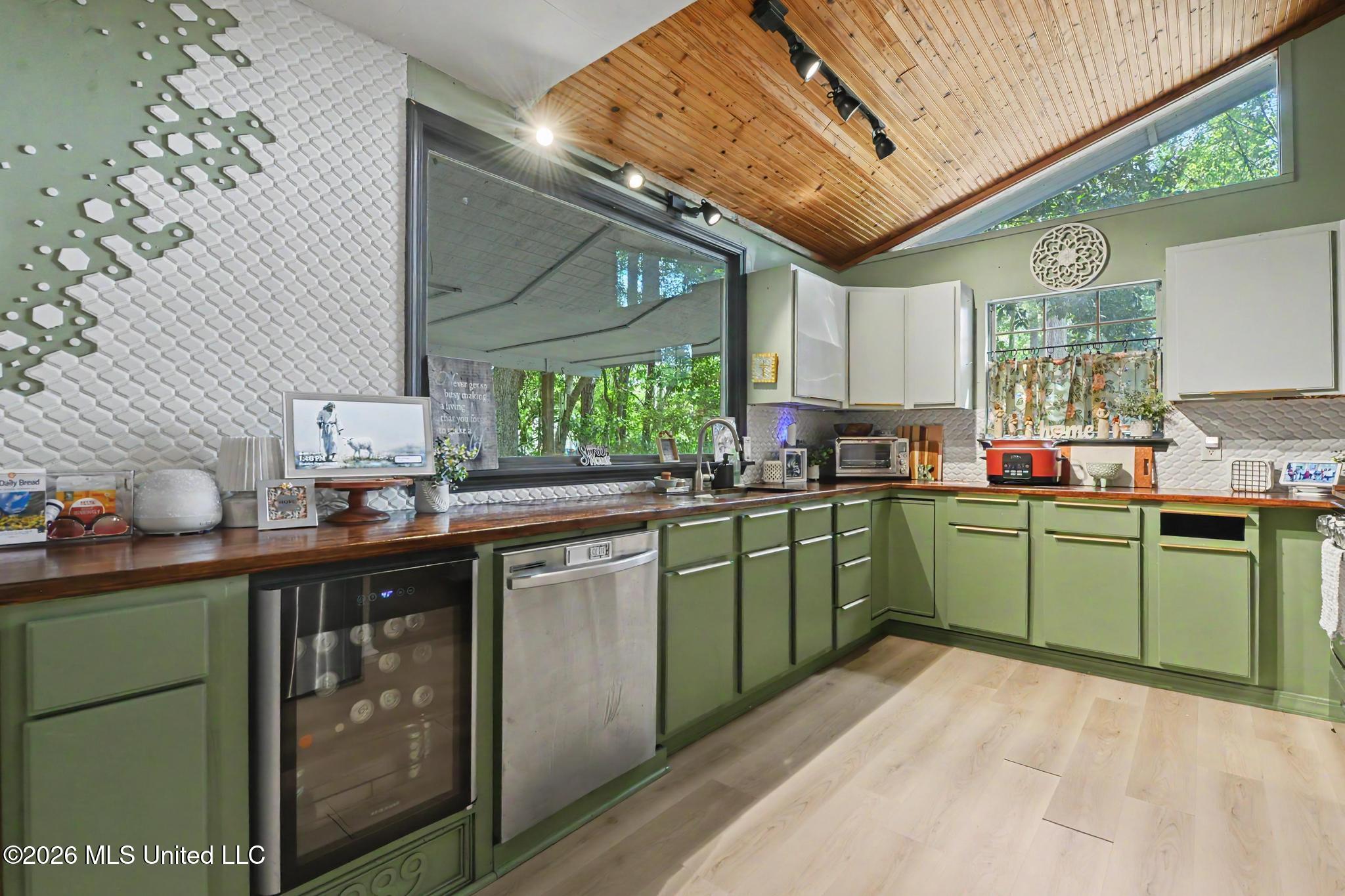 9204 Live Oak Avenue Property Photo 7