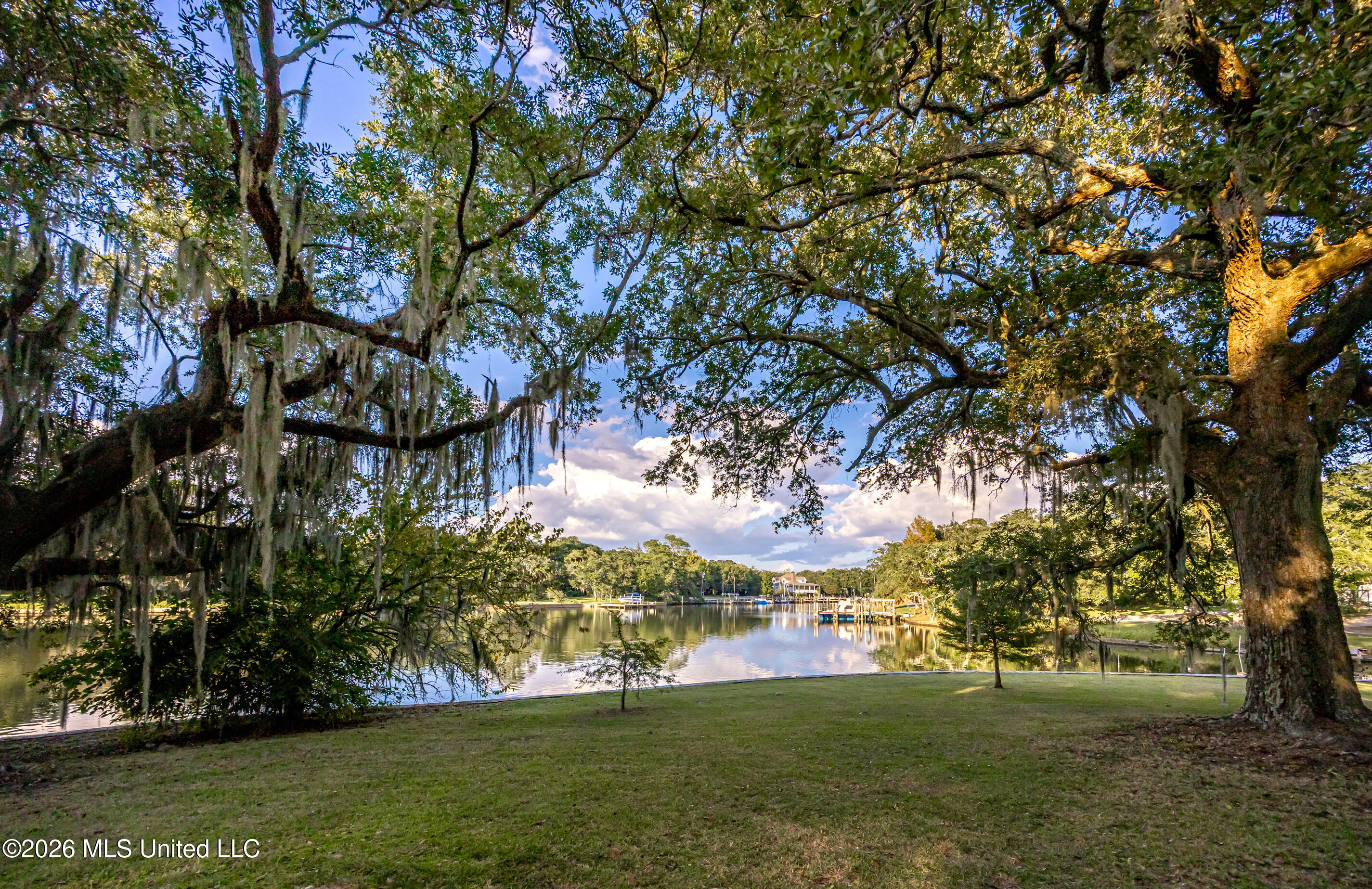611 Lakeview Drive Property Photo 4
