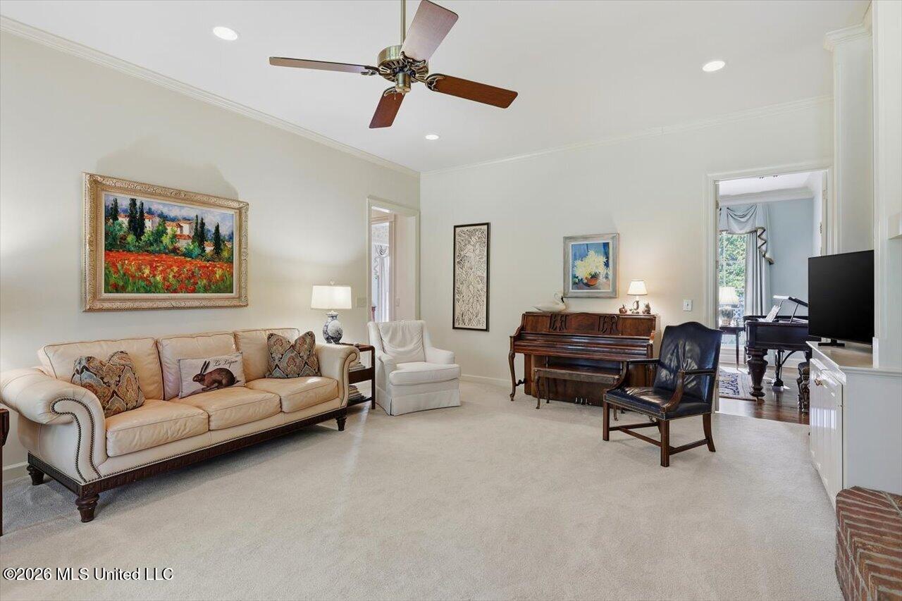 206 Persimmon Hill Property Photo 8