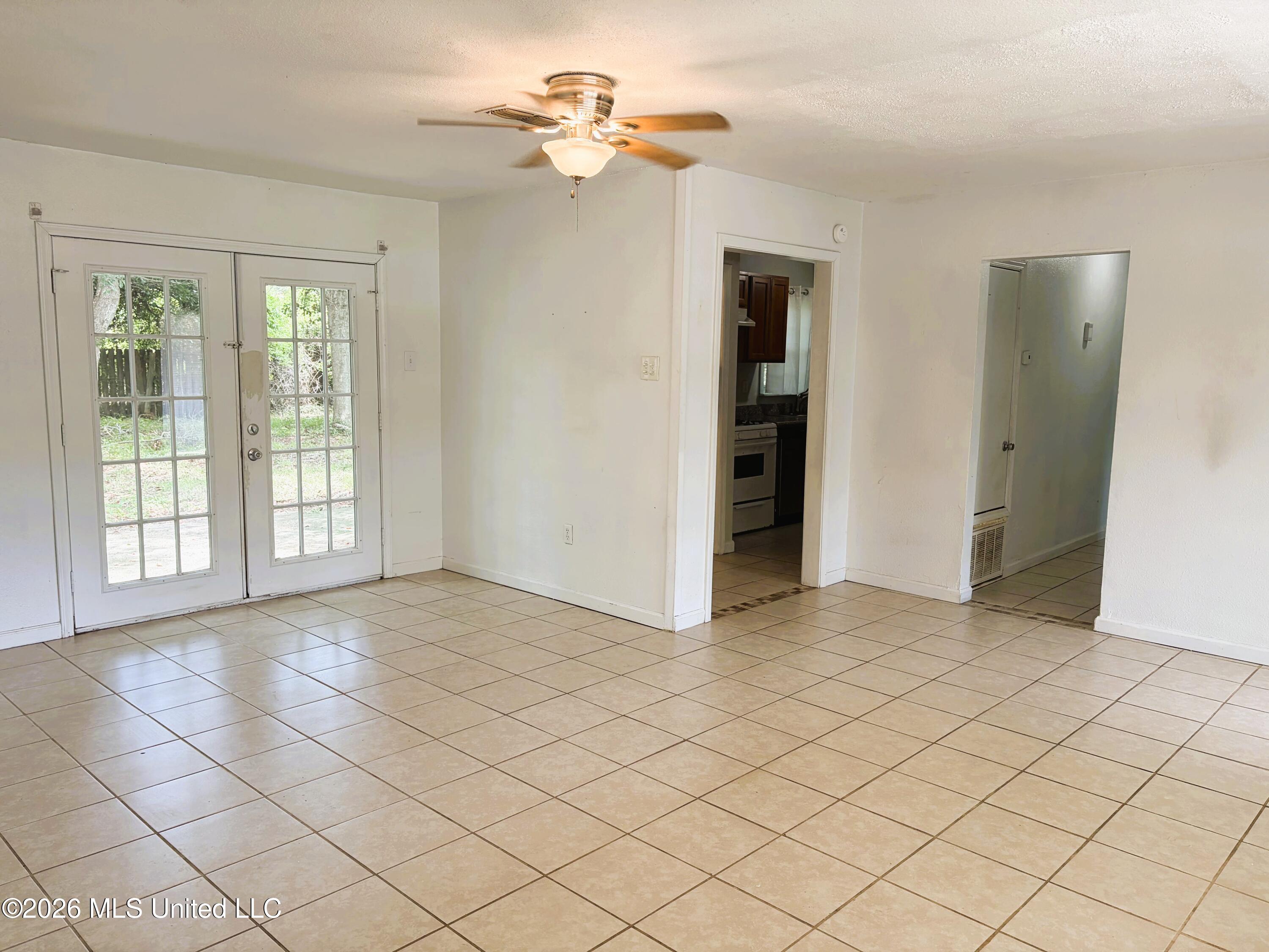 13 Linda Lane Property Photo 5