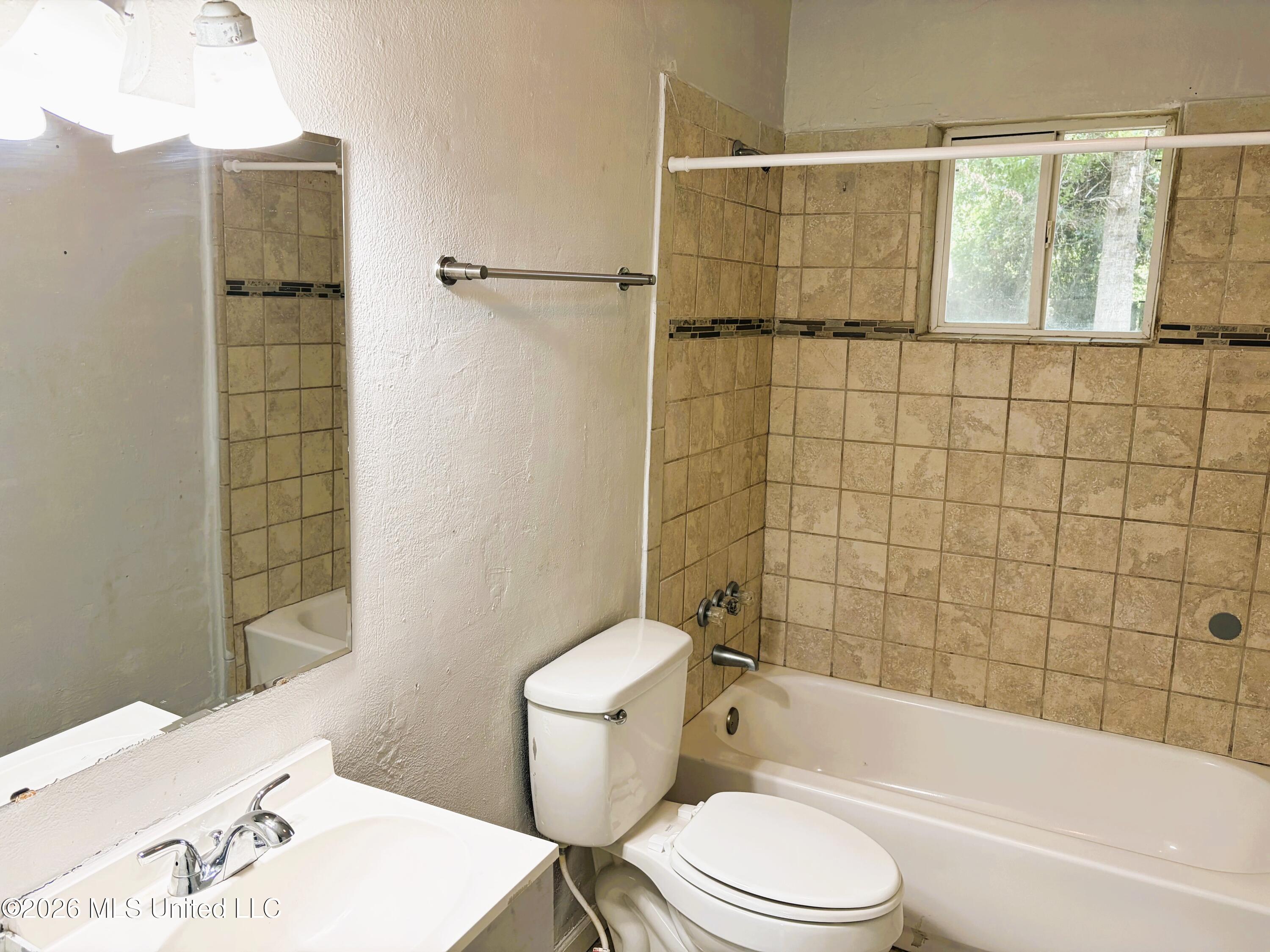 13 Linda Lane Property Photo 6